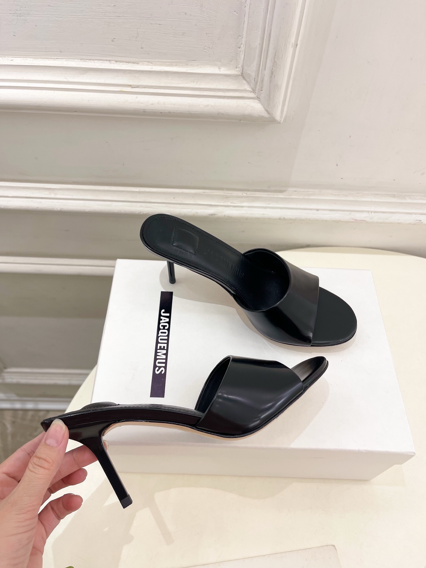 JACQUEMUS 2025春夏新品 百搭圆头高跟拖鞋
—————————
作为这两年最受欢迎的设计师牌