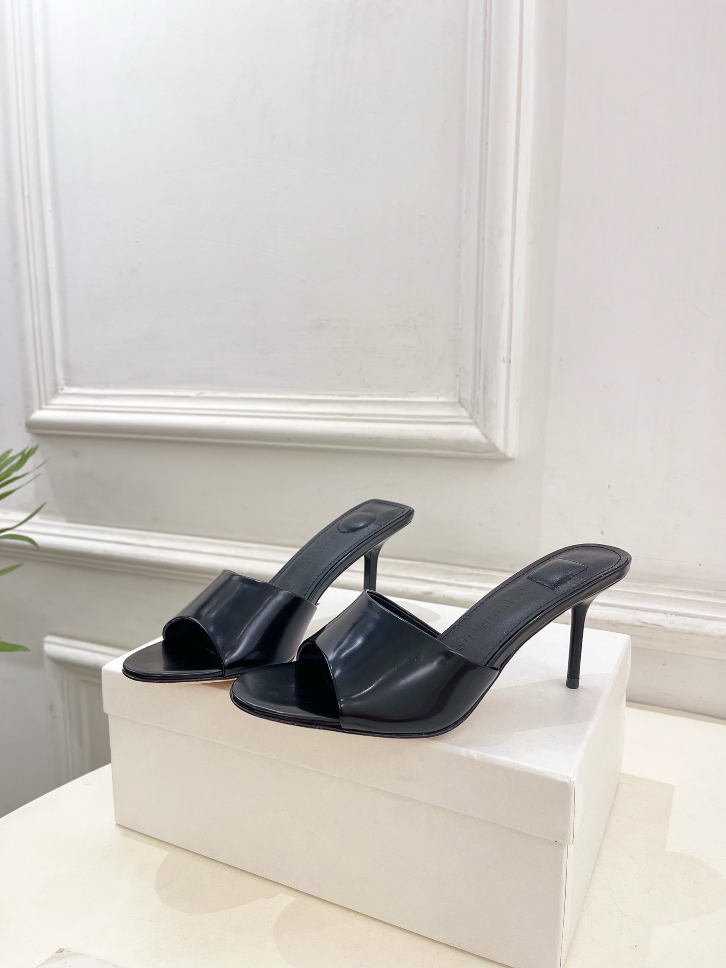 JACQUEMUS 2025春夏新品 百搭圆头高跟拖鞋
—————————
作为这两年最受欢迎的设计师牌