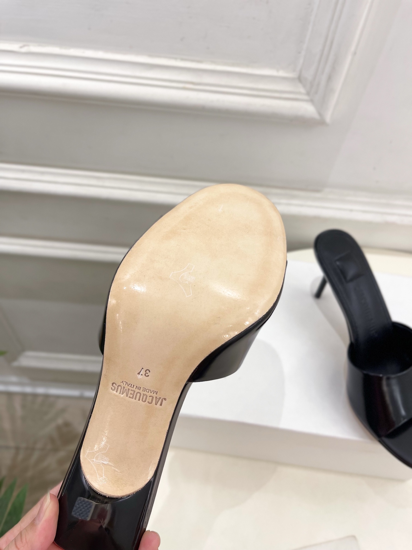 JACQUEMUS 2025春夏新品 百搭圆头高跟拖鞋
—————————
作为这两年最受欢迎的设计师牌