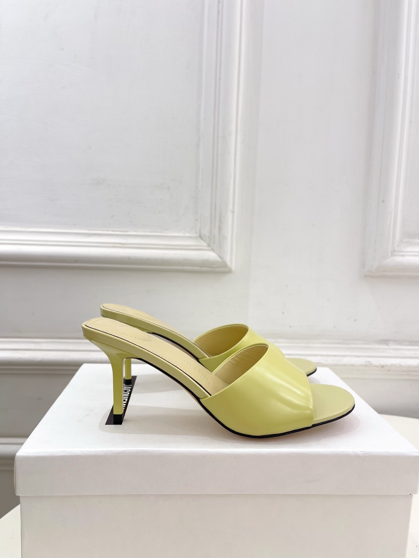 JACQUEMUS 2025春夏新品 百搭圆头高跟拖鞋
—————————
作为这两年最受欢迎的设计师牌