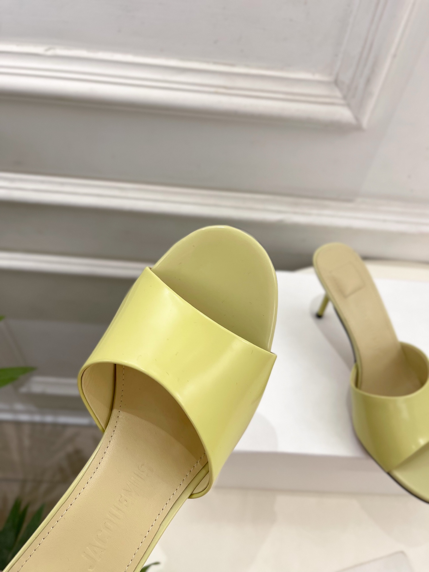JACQUEMUS 2025春夏新品 百搭圆头高跟拖鞋
—————————
作为这两年最受欢迎的设计师牌