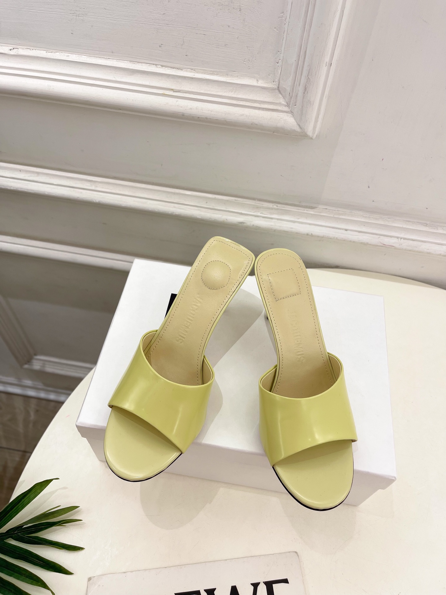 JACQUEMUS 2025春夏新品 百搭圆头高跟拖鞋
—————————
作为这两年最受欢迎的设计师牌