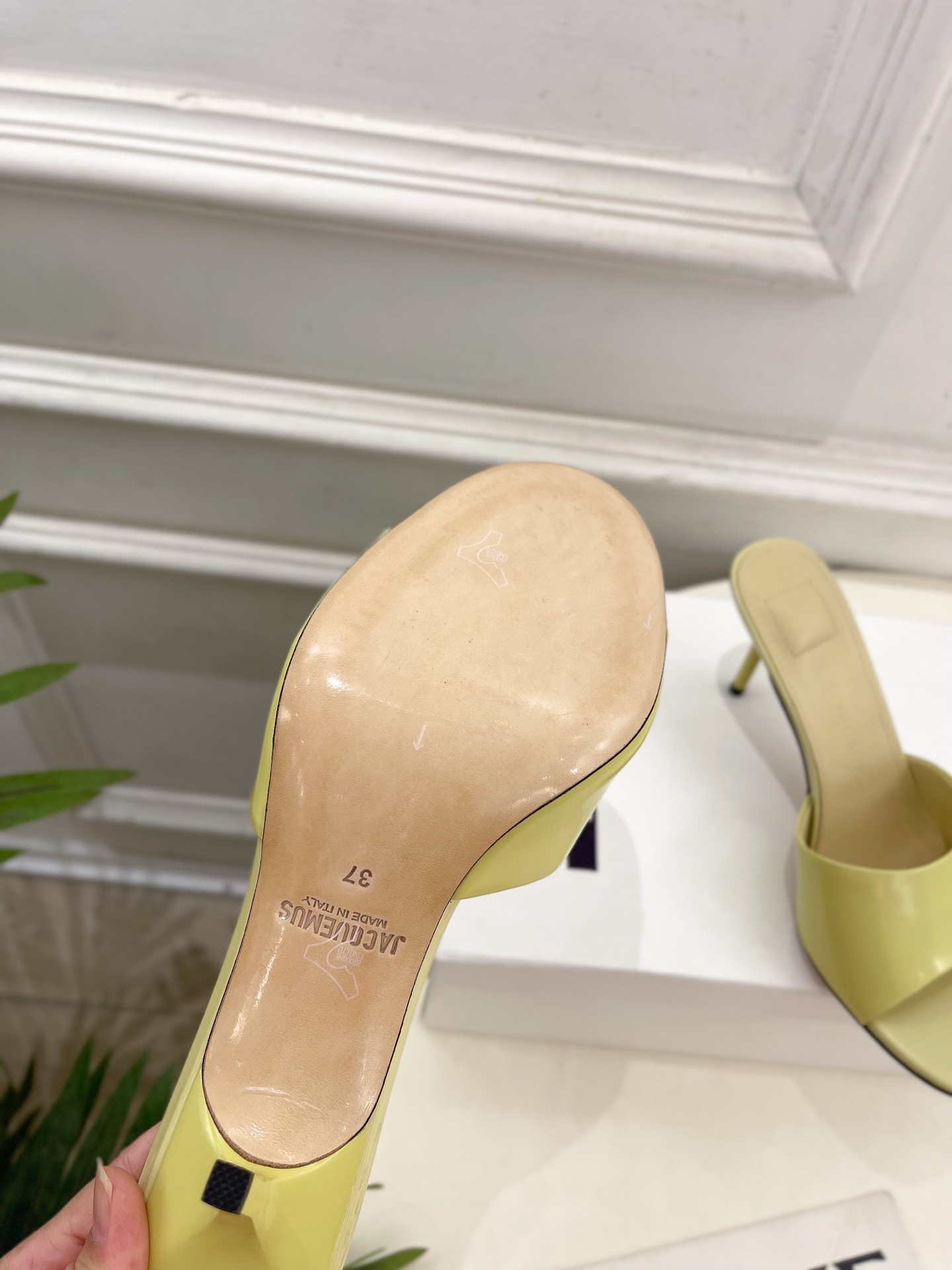 JACQUEMUS 2025春夏新品 百搭圆头高跟拖鞋
—————————
作为这两年最受欢迎的设计师牌