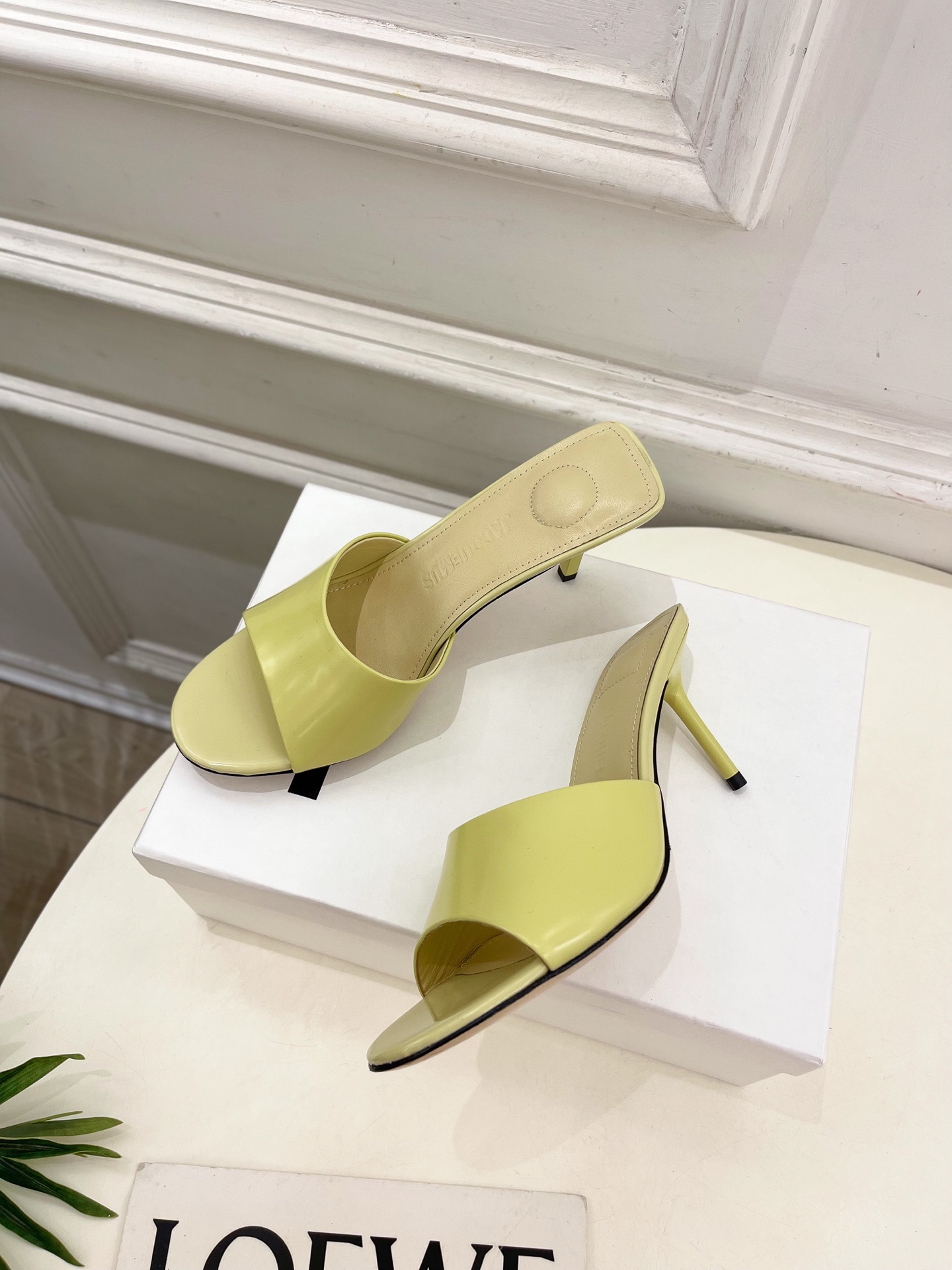 JACQUEMUS 2025春夏新品 百搭圆头高跟拖鞋
—————————
作为这两年最受欢迎的设计师牌