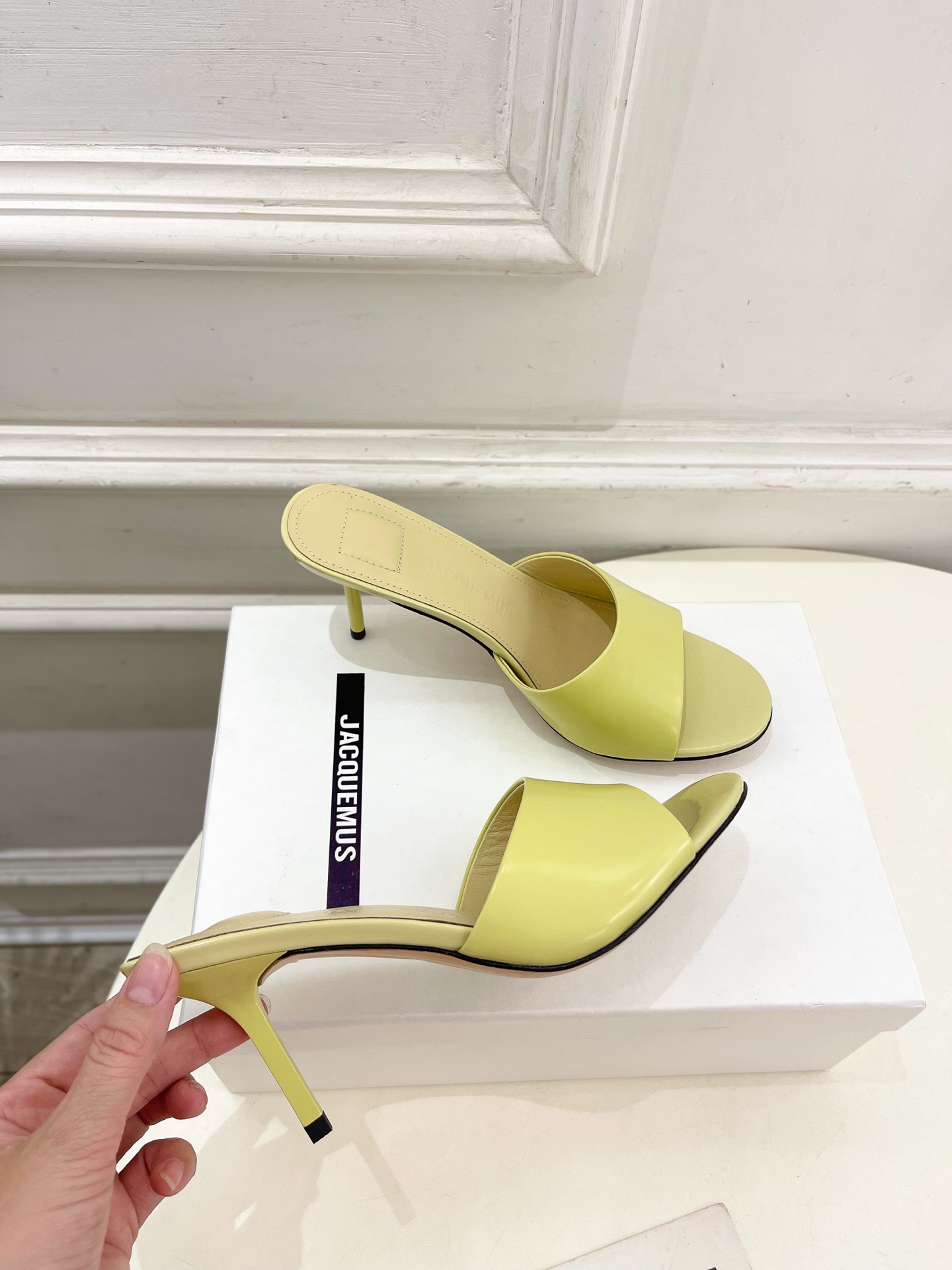 JACQUEMUS 2025春夏新品 百搭圆头高跟拖鞋
—————————
作为这两年最受欢迎的设计师牌
