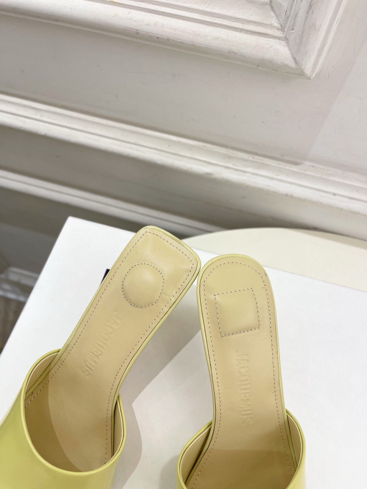 JACQUEMUS 2025春夏新品 百搭圆头高跟拖鞋
—————————
作为这两年最受欢迎的设计师牌