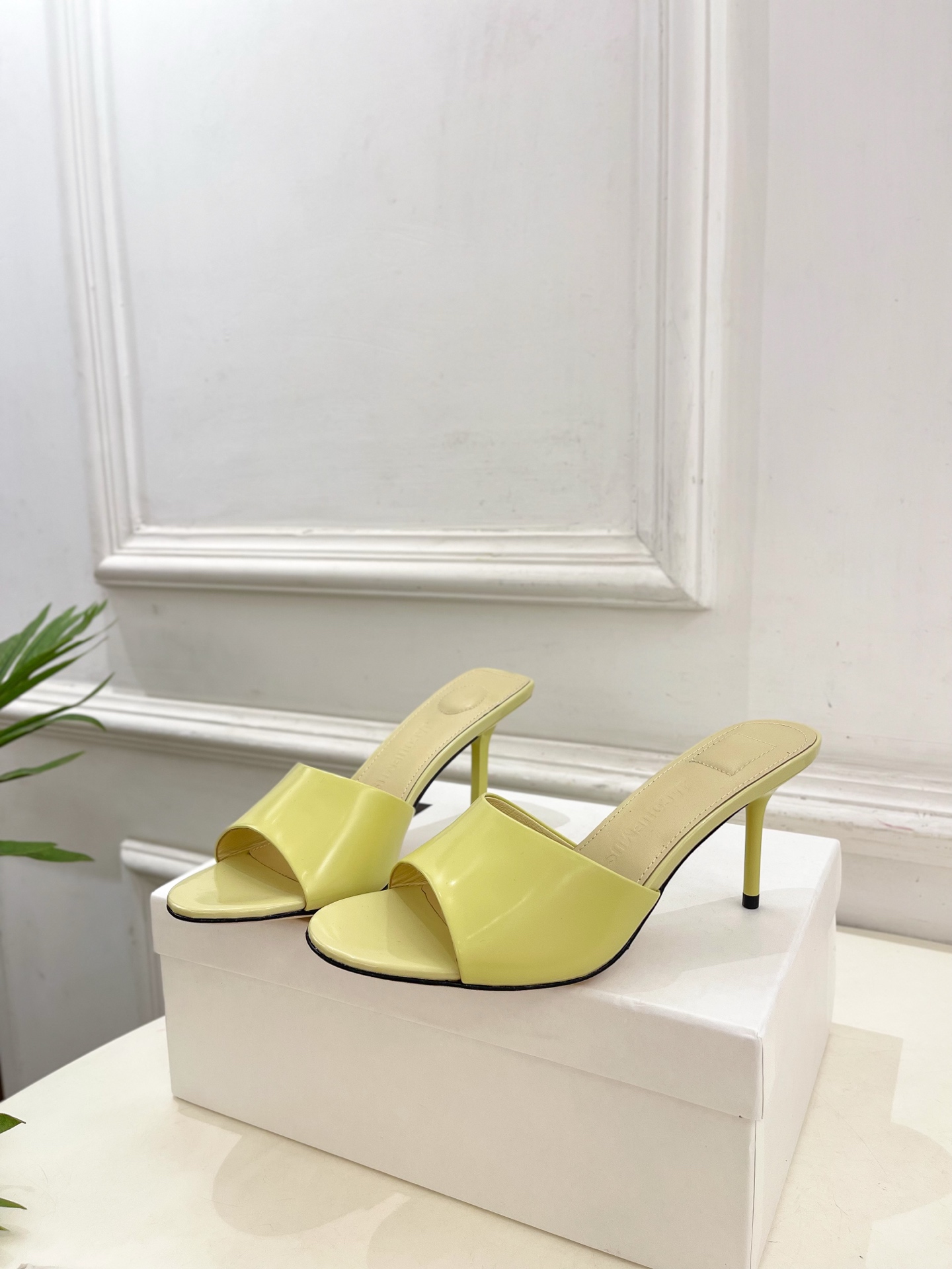 JACQUEMUS 2025春夏新品 百搭圆头高跟拖鞋
—————————
作为这两年最受欢迎的设计师牌