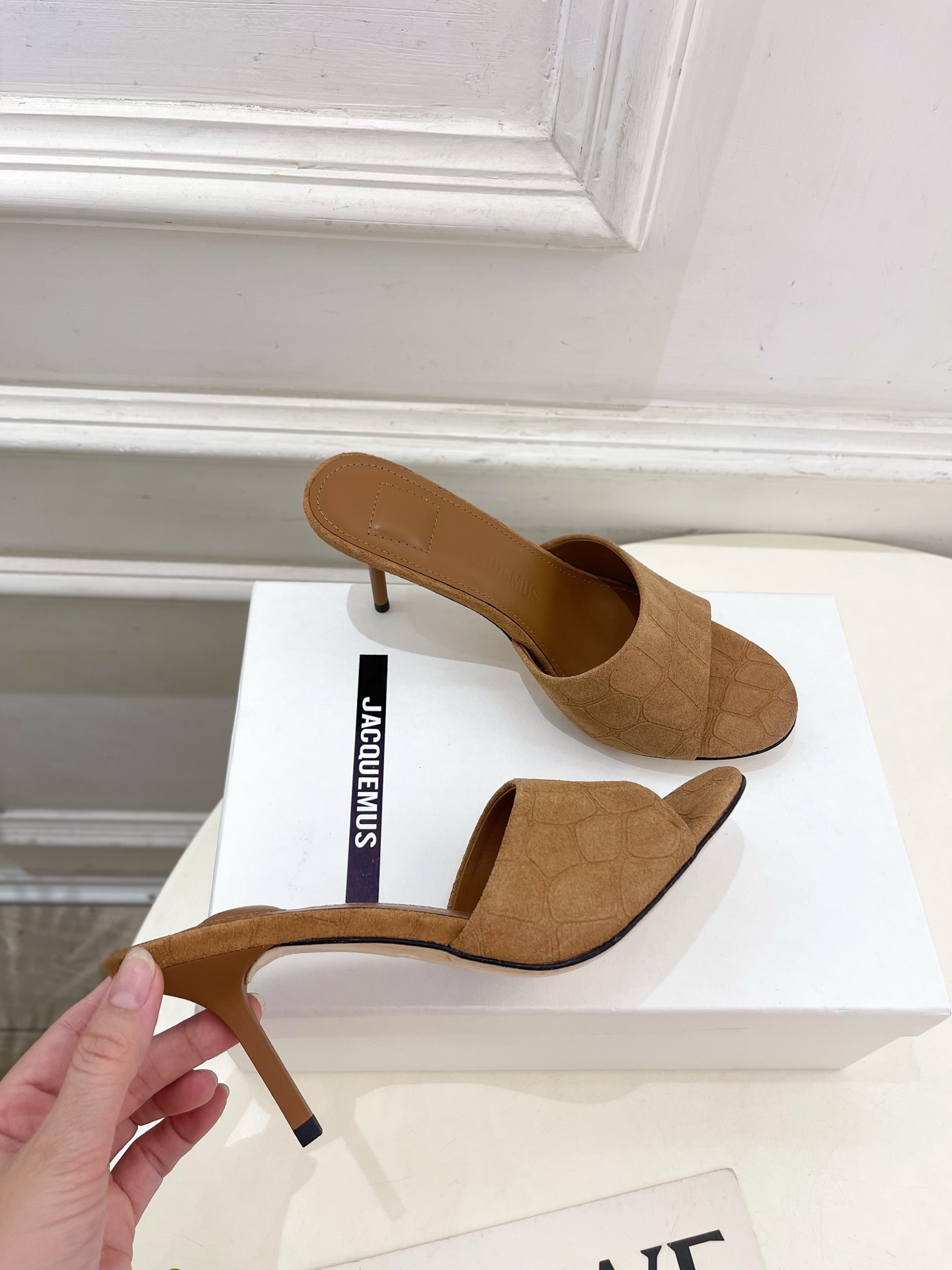 JACQUEMUS 2025春夏新品 百搭圆头高跟拖鞋
—————————
作为这两年最受欢迎的设计师牌