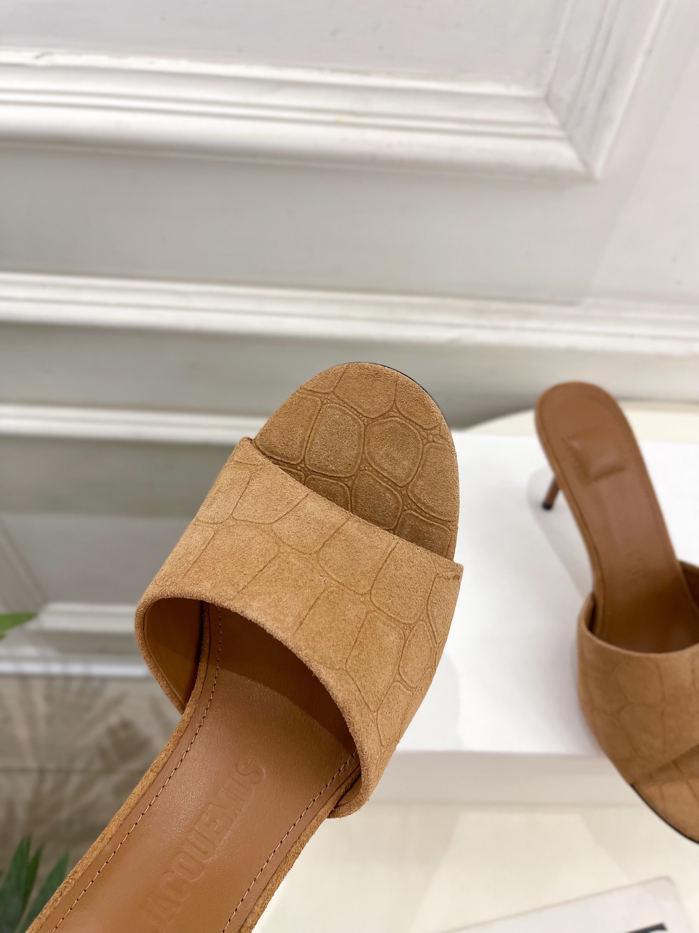 JACQUEMUS 2025春夏新品 百搭圆头高跟拖鞋
—————————
作为这两年最受欢迎的设计师牌