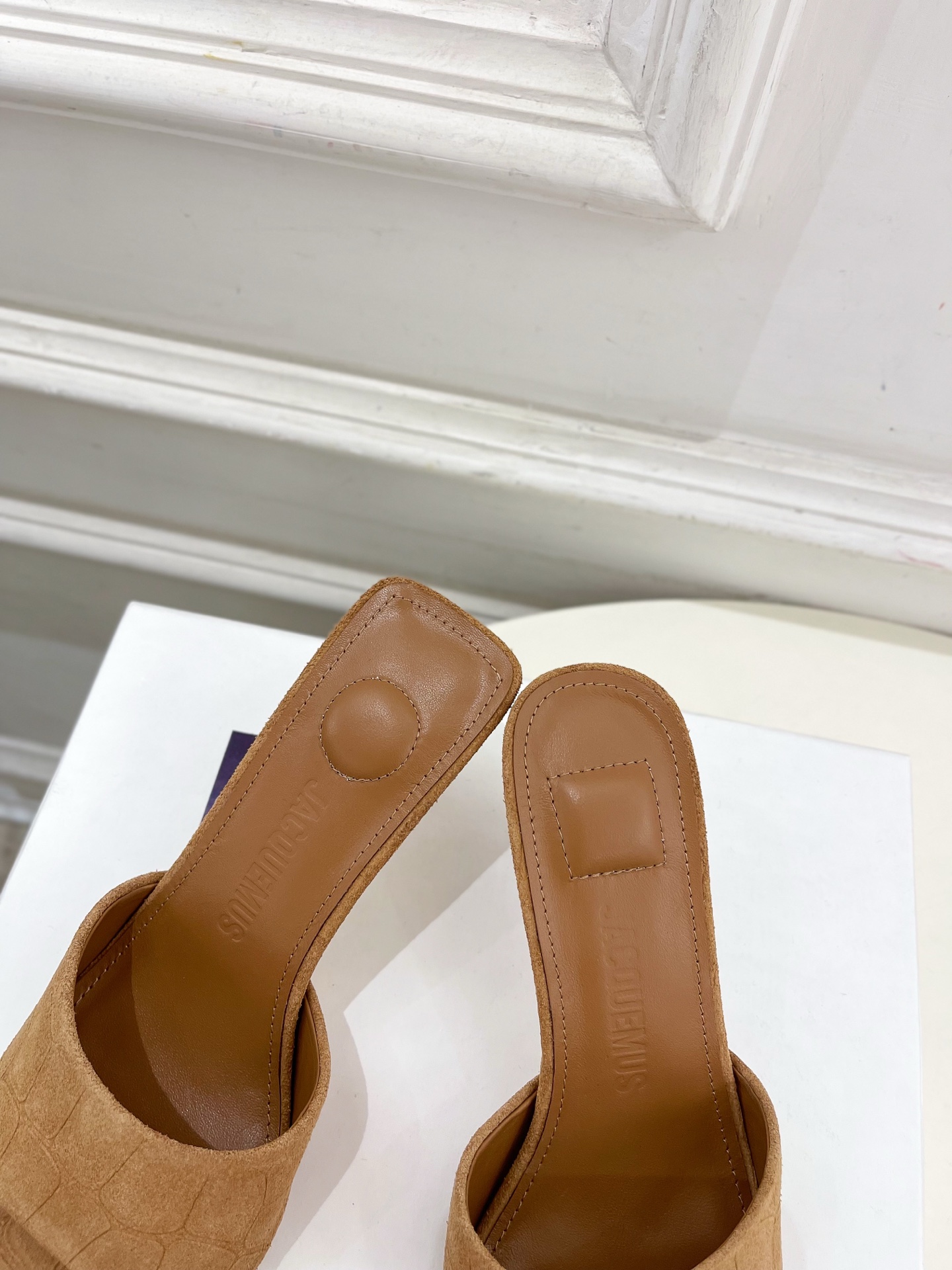 JACQUEMUS 2025春夏新品 百搭圆头高跟拖鞋
—————————
作为这两年最受欢迎的设计师牌