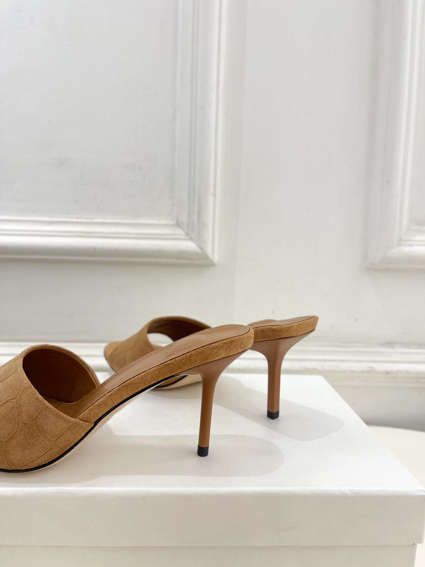 JACQUEMUS 2025春夏新品 百搭圆头高跟拖鞋
—————————
作为这两年最受欢迎的设计师牌
