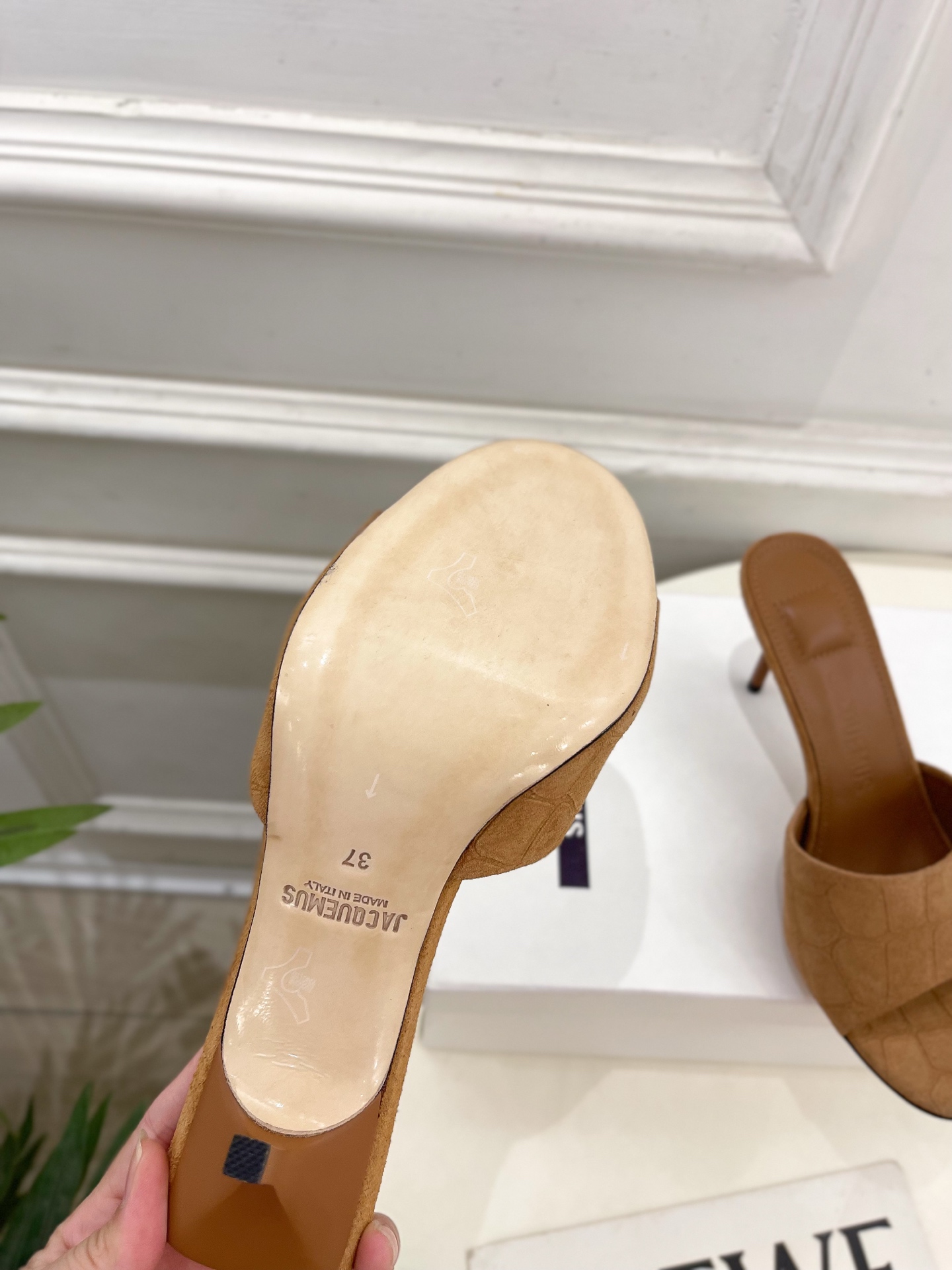 JACQUEMUS 2025春夏新品 百搭圆头高跟拖鞋
—————————
作为这两年最受欢迎的设计师牌