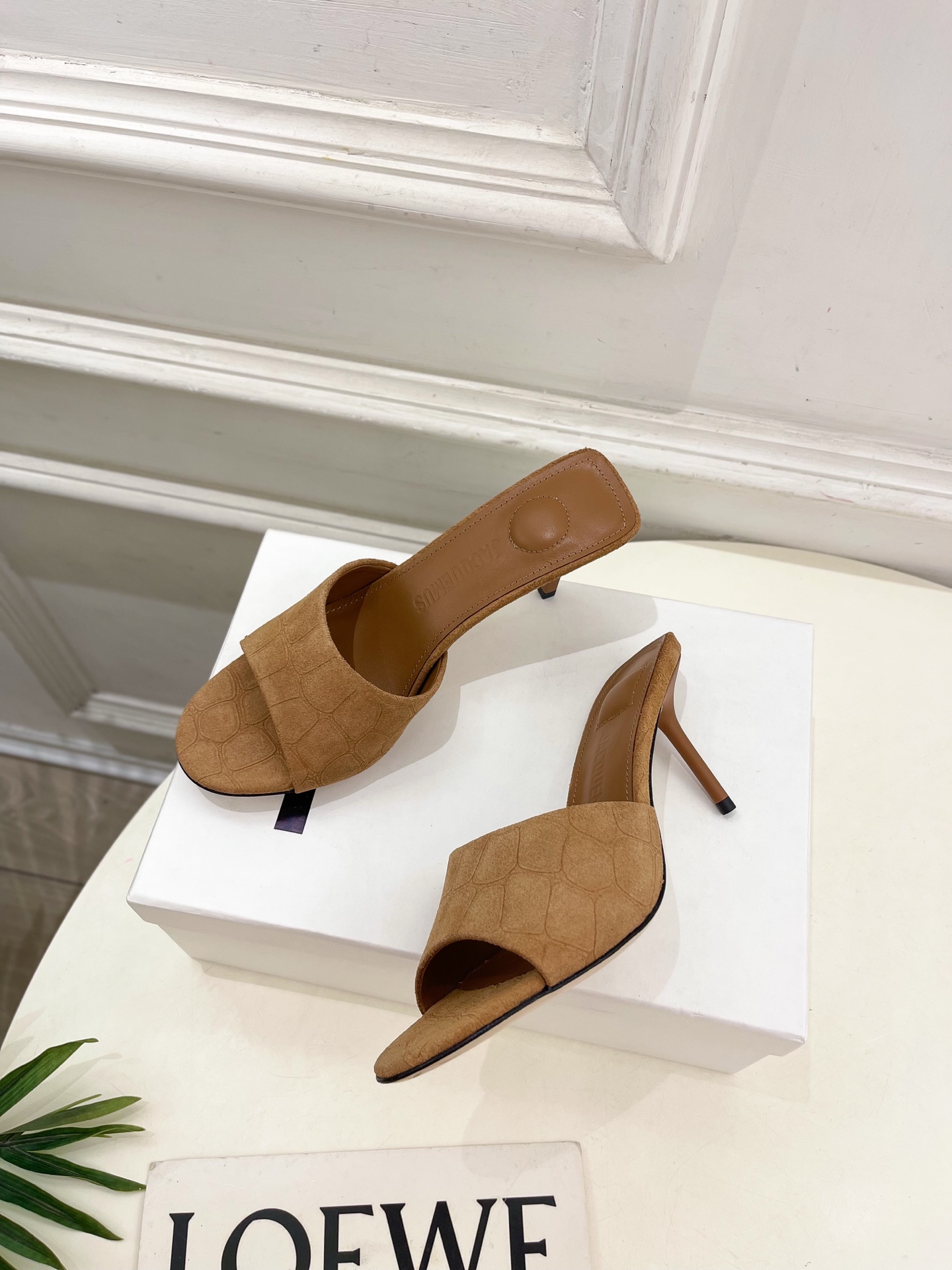 JACQUEMUS 2025春夏新品 百搭圆头高跟拖鞋
—————————
作为这两年最受欢迎的设计师牌