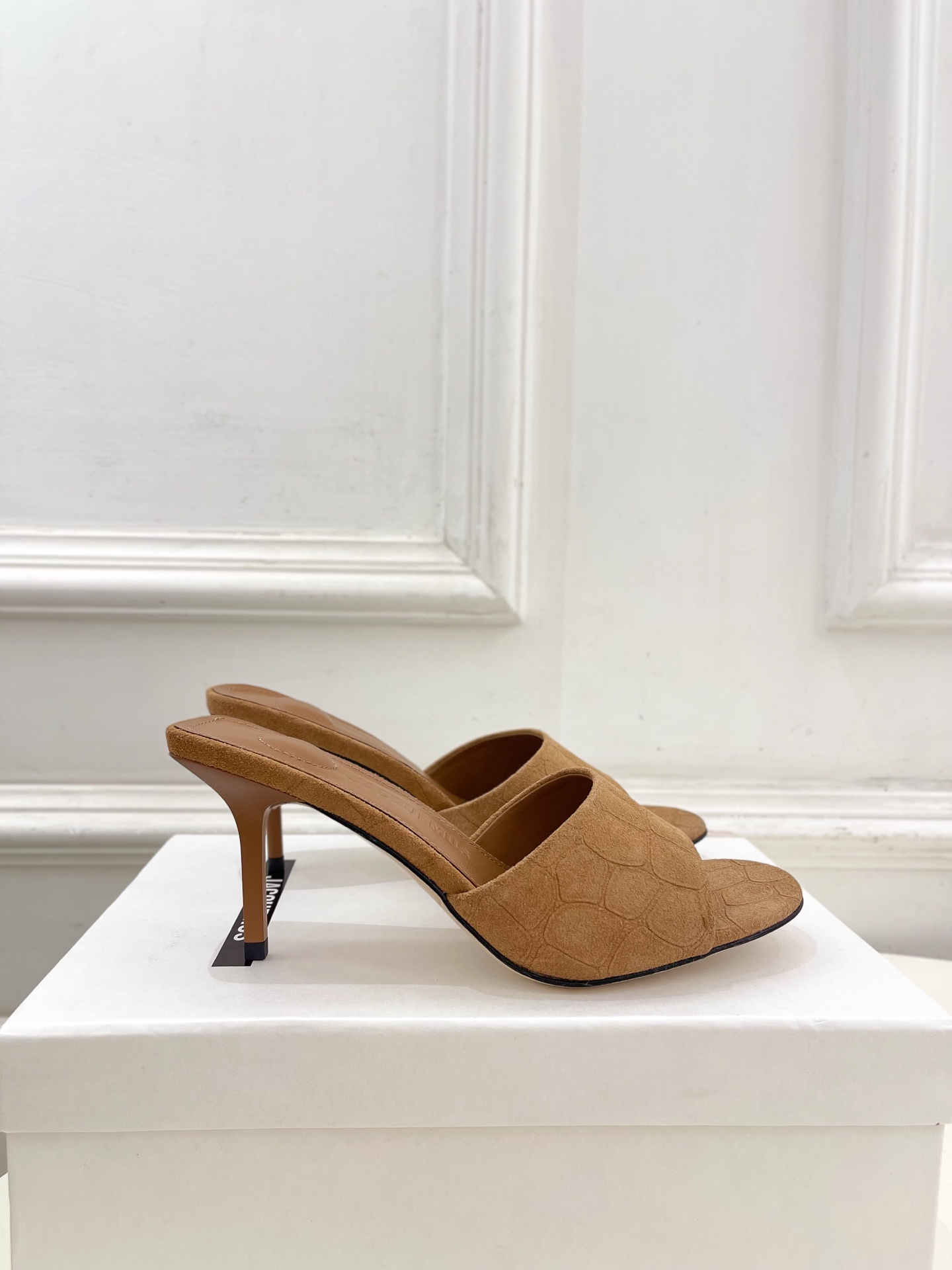 JACQUEMUS 2025春夏新品 百搭圆头高跟拖鞋
—————————
作为这两年最受欢迎的设计师牌