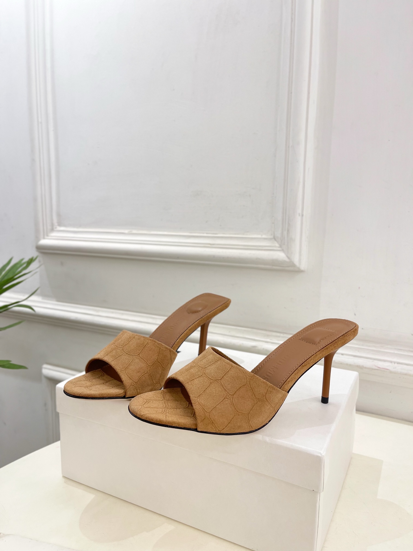 JACQUEMUS 2025春夏新品 百搭圆头高跟拖鞋
—————————
作为这两年最受欢迎的设计师牌