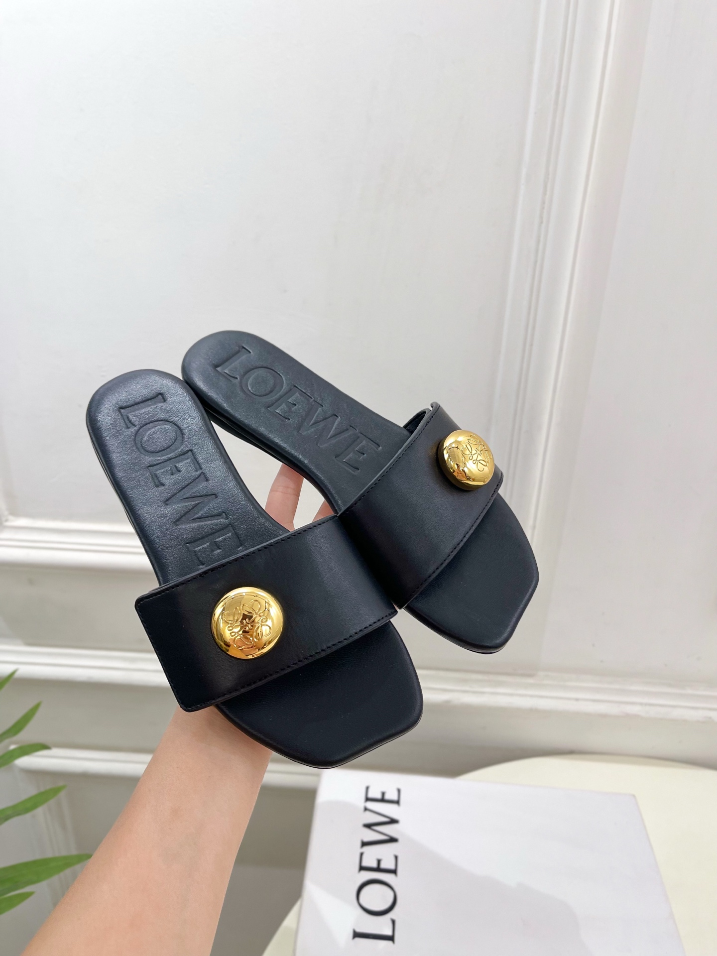 LOEWE 罗意威 2025春夏新品  Petal Anagram法式复古风平底拖鞋
—————————