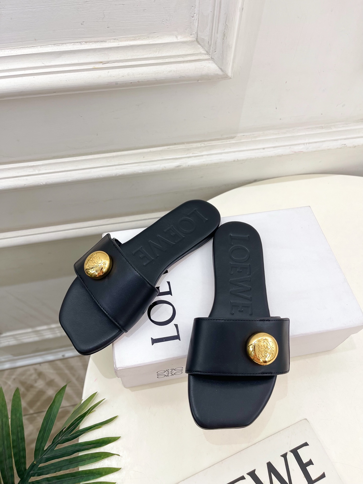 LOEWE 罗意威 2025春夏新品  Petal Anagram法式复古风平底拖鞋
—————————