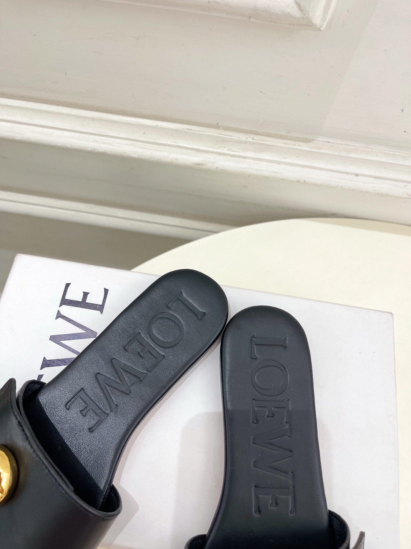 LOEWE 罗意威 2025春夏新品  Petal Anagram法式复古风平底拖鞋
—————————