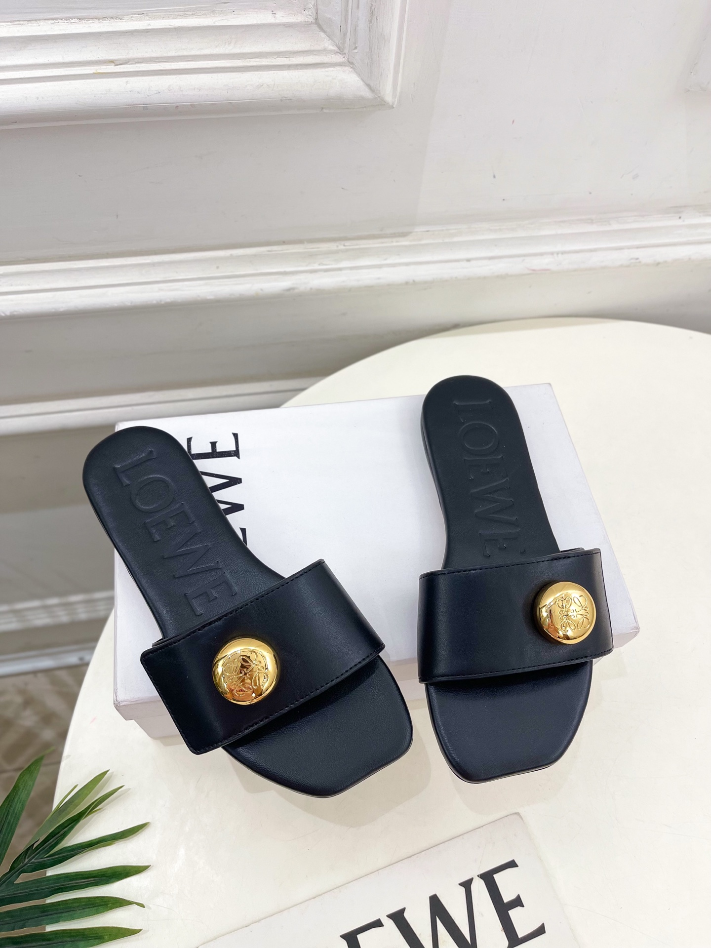 LOEWE 罗意威 2025春夏新品  Petal Anagram法式复古风平底拖鞋
—————————
