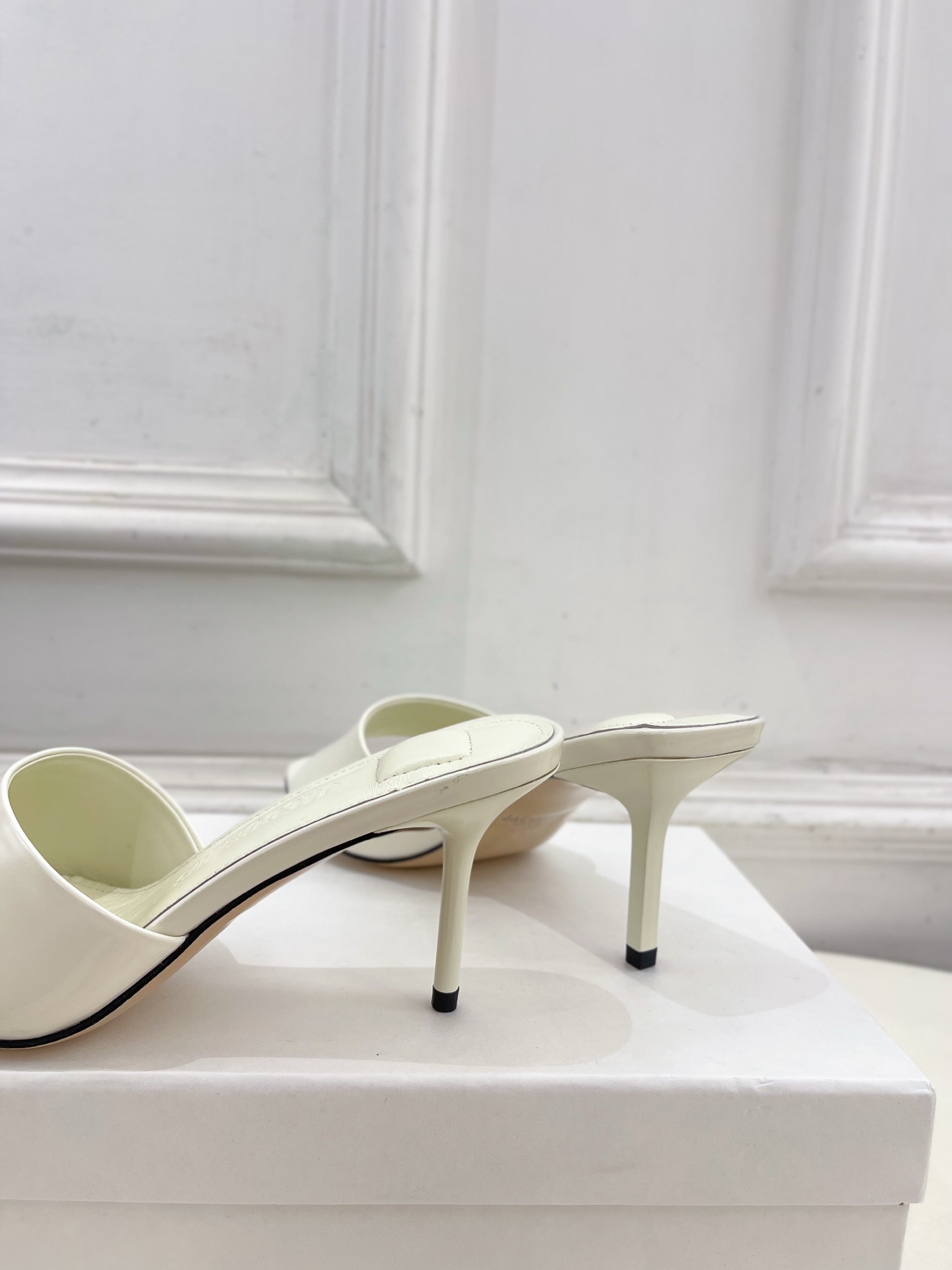 JACQUEMUS 2025春夏新品 百搭圆头高跟拖鞋
—————————
作为这两年最受欢迎的设计师牌