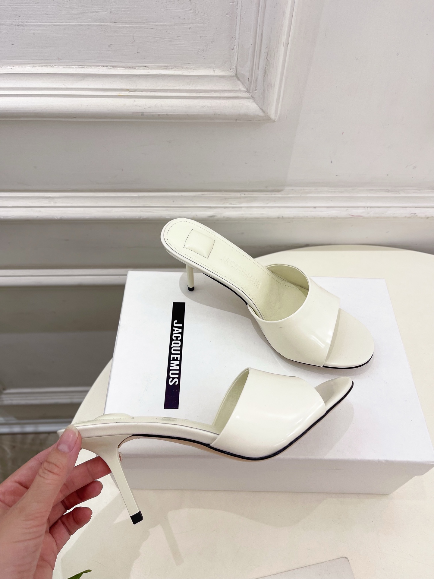 JACQUEMUS 2025春夏新品 百搭圆头高跟拖鞋
—————————
作为这两年最受欢迎的设计师牌