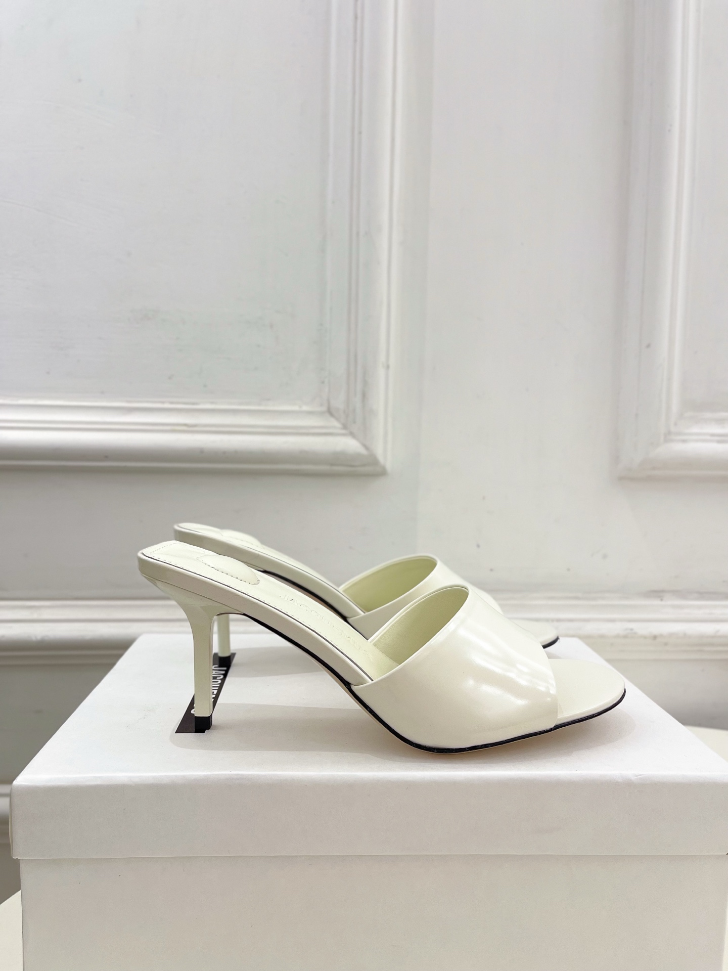 JACQUEMUS 2025春夏新品 百搭圆头高跟拖鞋
—————————
作为这两年最受欢迎的设计师牌