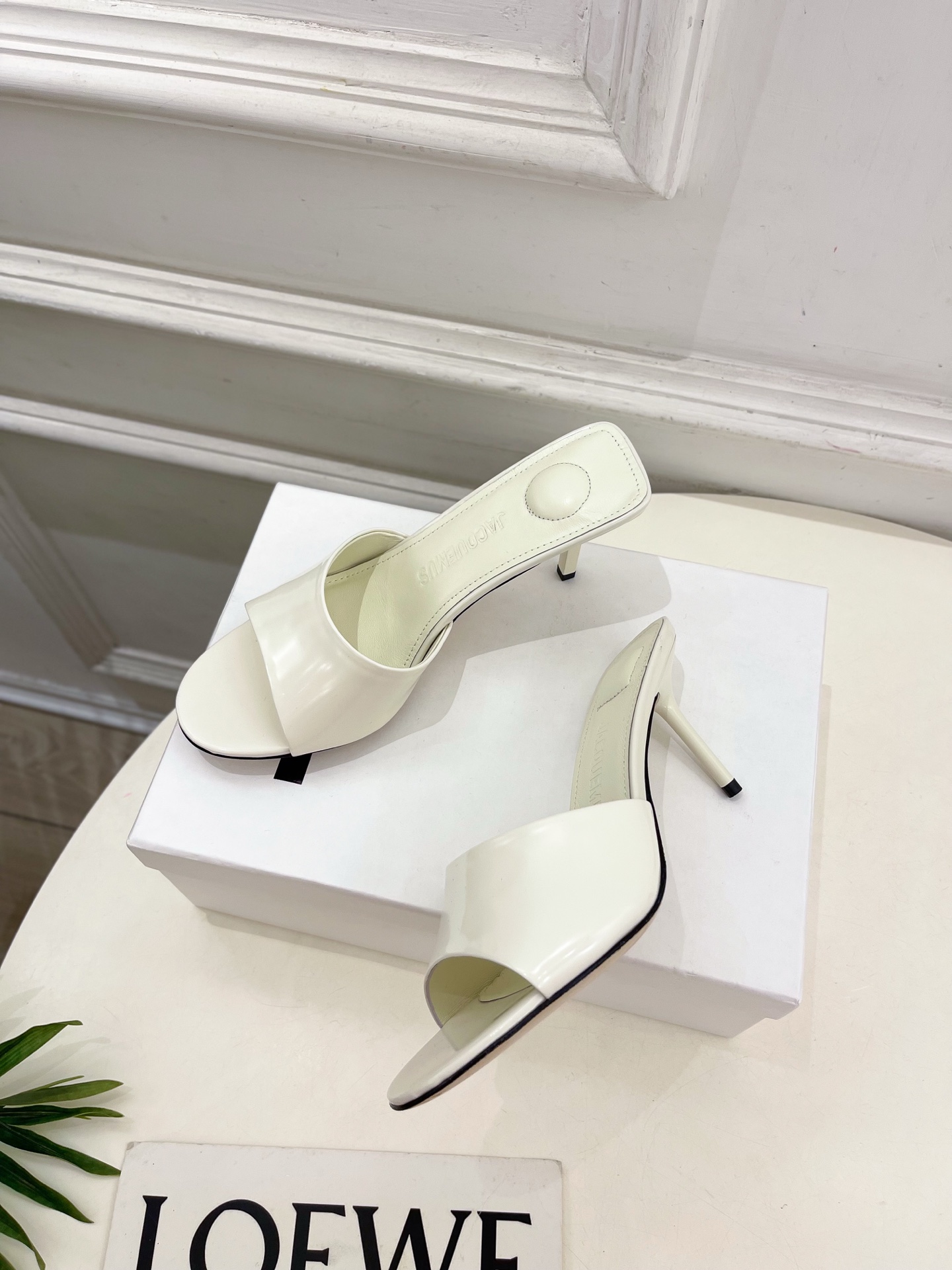 JACQUEMUS 2025春夏新品 百搭圆头高跟拖鞋
—————————
作为这两年最受欢迎的设计师牌