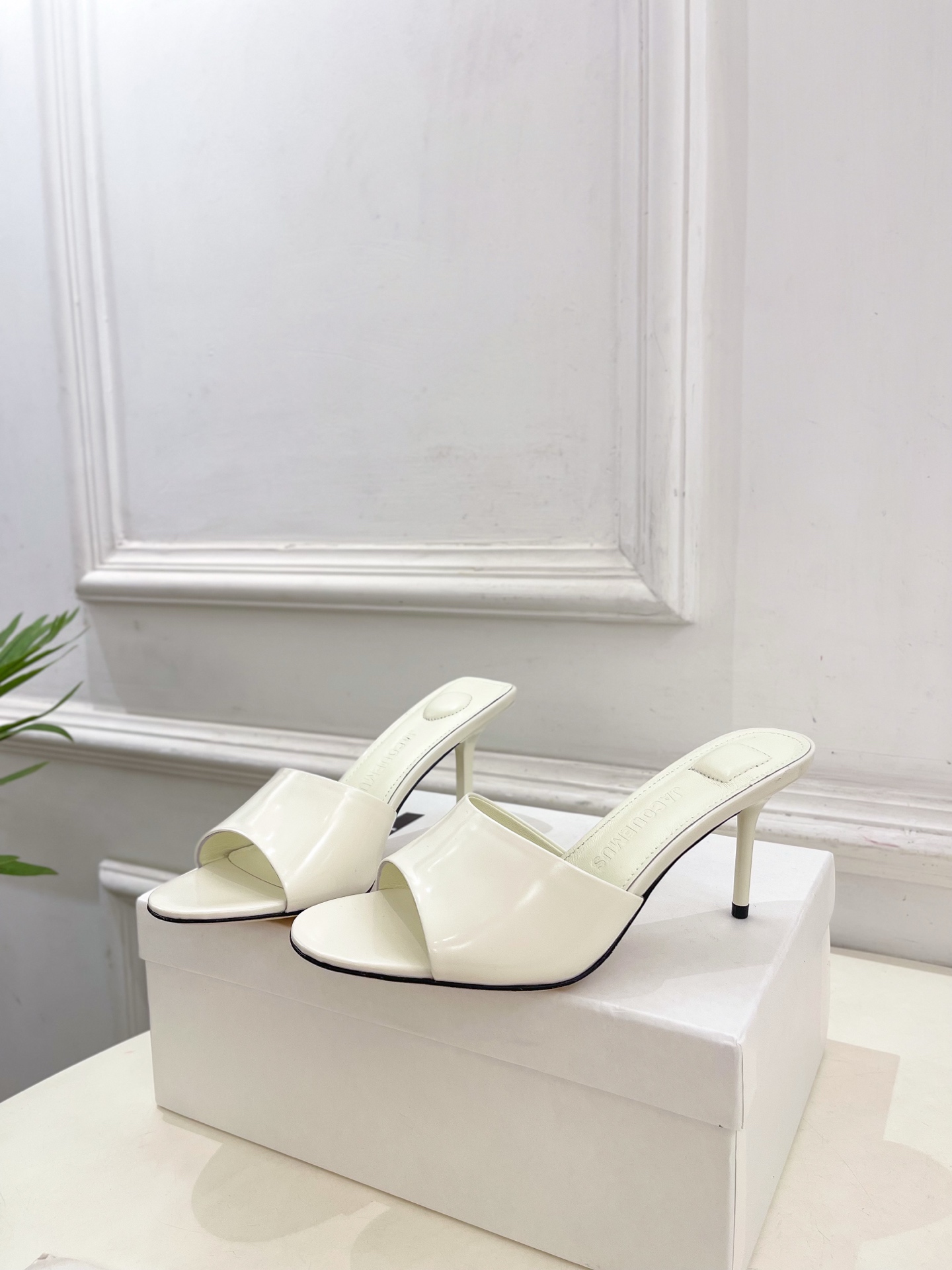 JACQUEMUS 2025春夏新品 百搭圆头高跟拖鞋
—————————
作为这两年最受欢迎的设计师牌