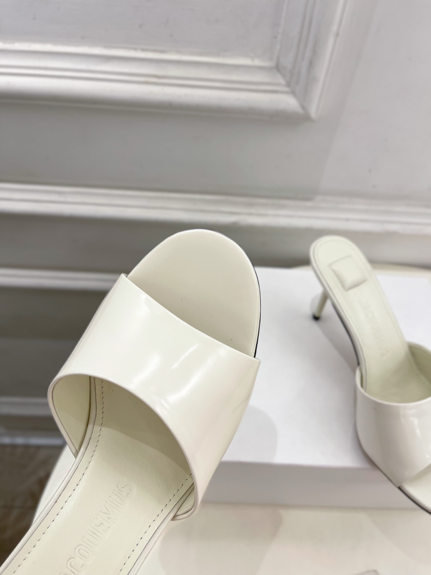 JACQUEMUS 2025春夏新品 百搭圆头高跟拖鞋
—————————
作为这两年最受欢迎的设计师牌