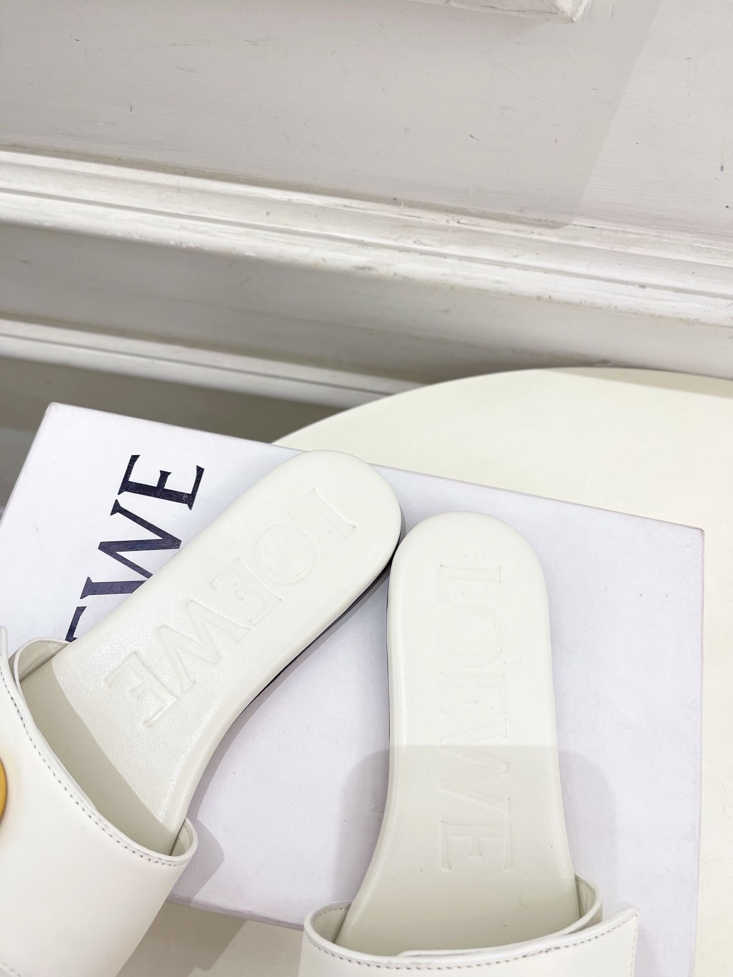 LOEWE 罗意威 2025春夏新品  Petal Anagram法式复古风平底拖鞋
—————————
