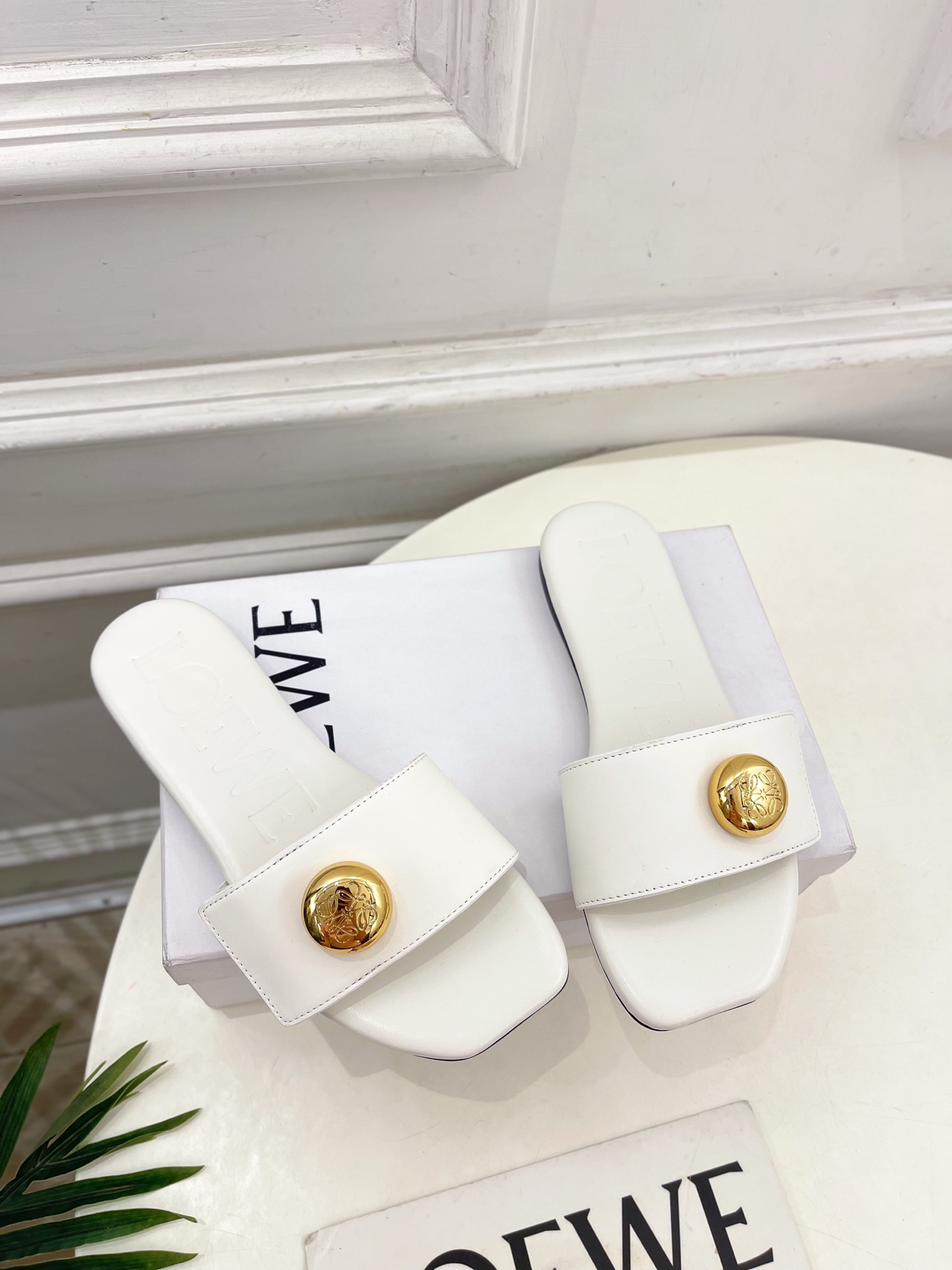 LOEWE 罗意威 2025春夏新品  Petal Anagram法式复古风平底拖鞋
—————————