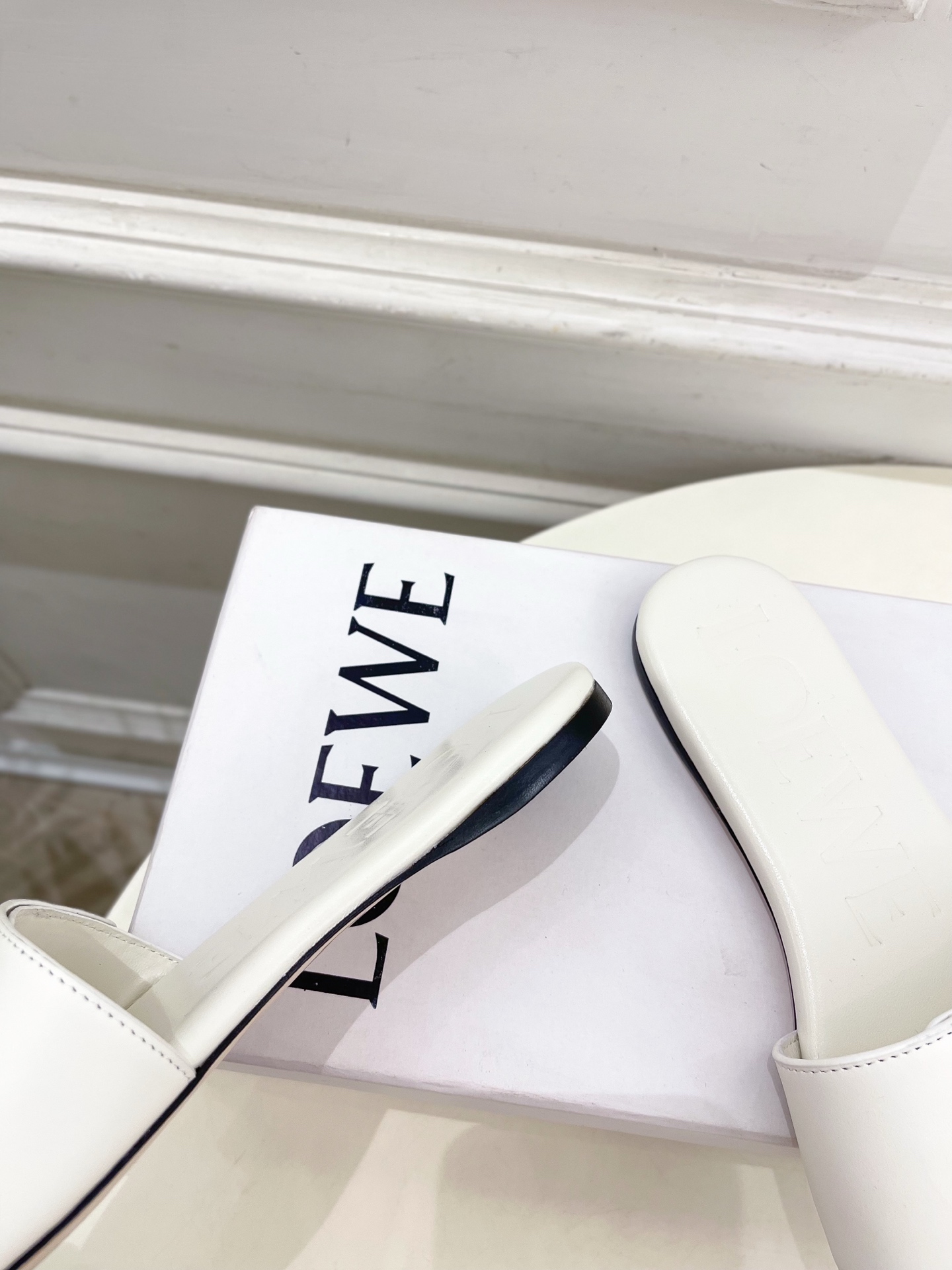 LOEWE 罗意威 2025春夏新品  Petal Anagram法式复古风平底拖鞋
—————————