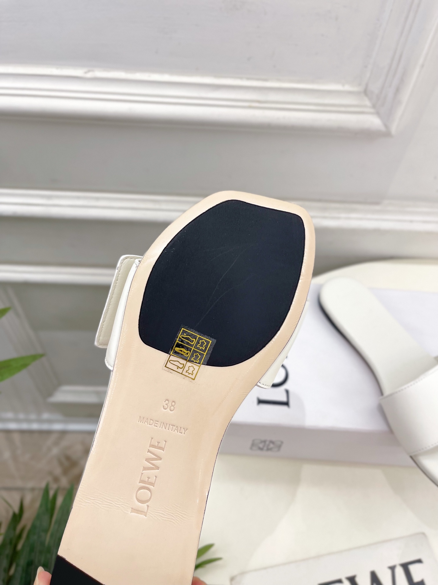 LOEWE 罗意威 2025春夏新品  Petal Anagram法式复古风平底拖鞋
—————————