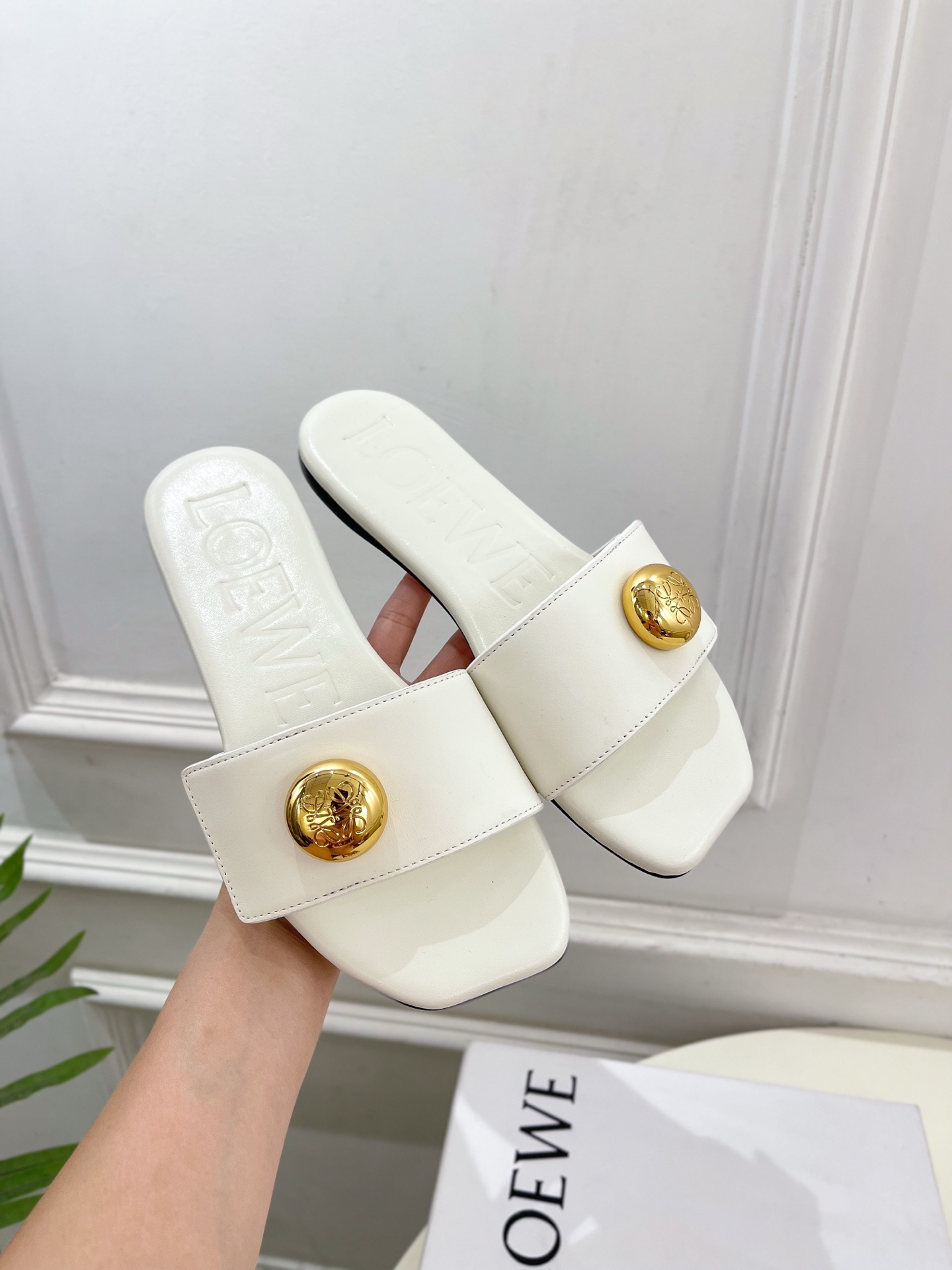 LOEWE 罗意威 2025春夏新品  Petal Anagram法式复古风平底拖鞋
—————————