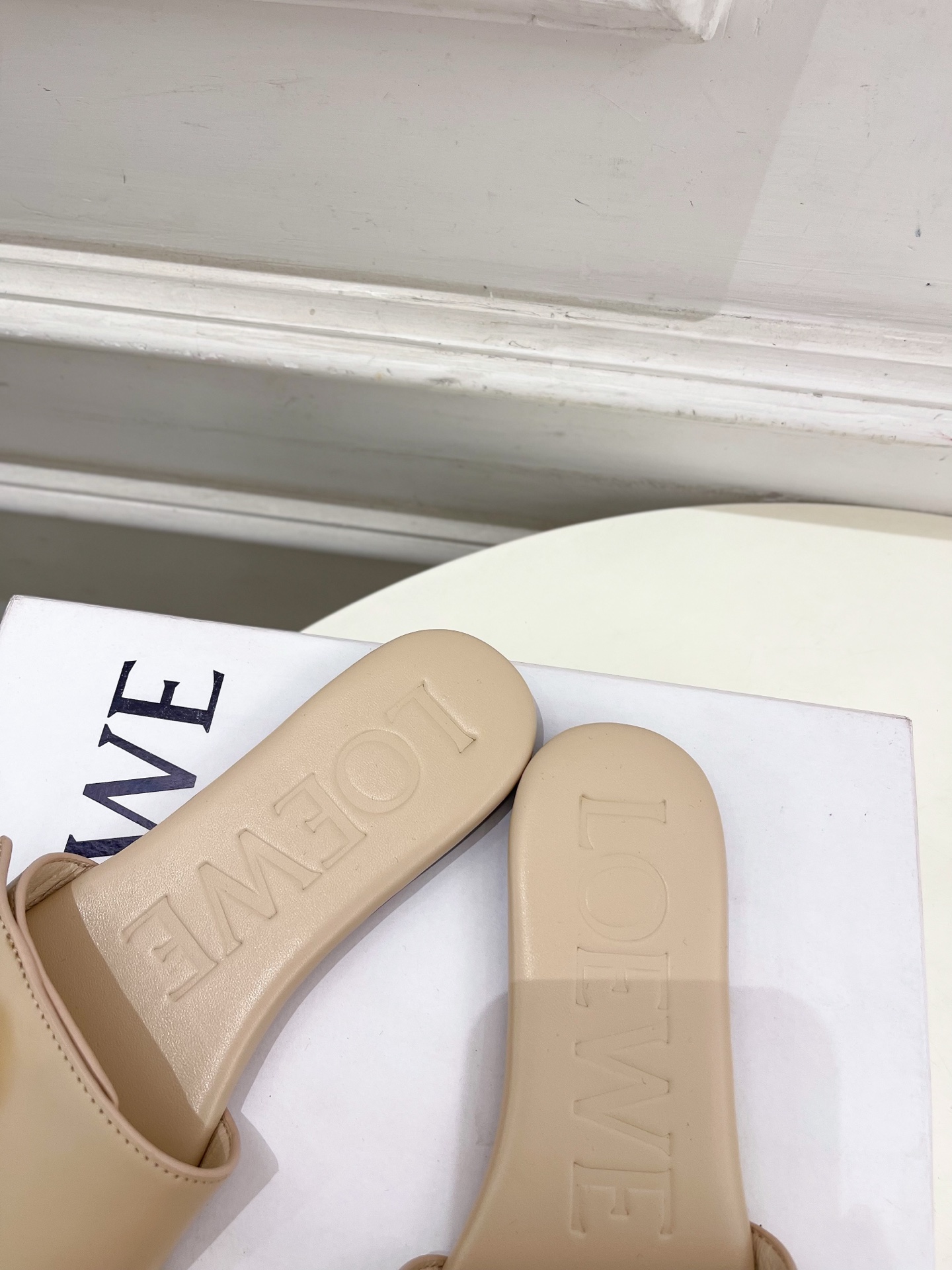 LOEWE 罗意威 2025春夏新品  Petal Anagram法式复古风平底拖鞋
—————————