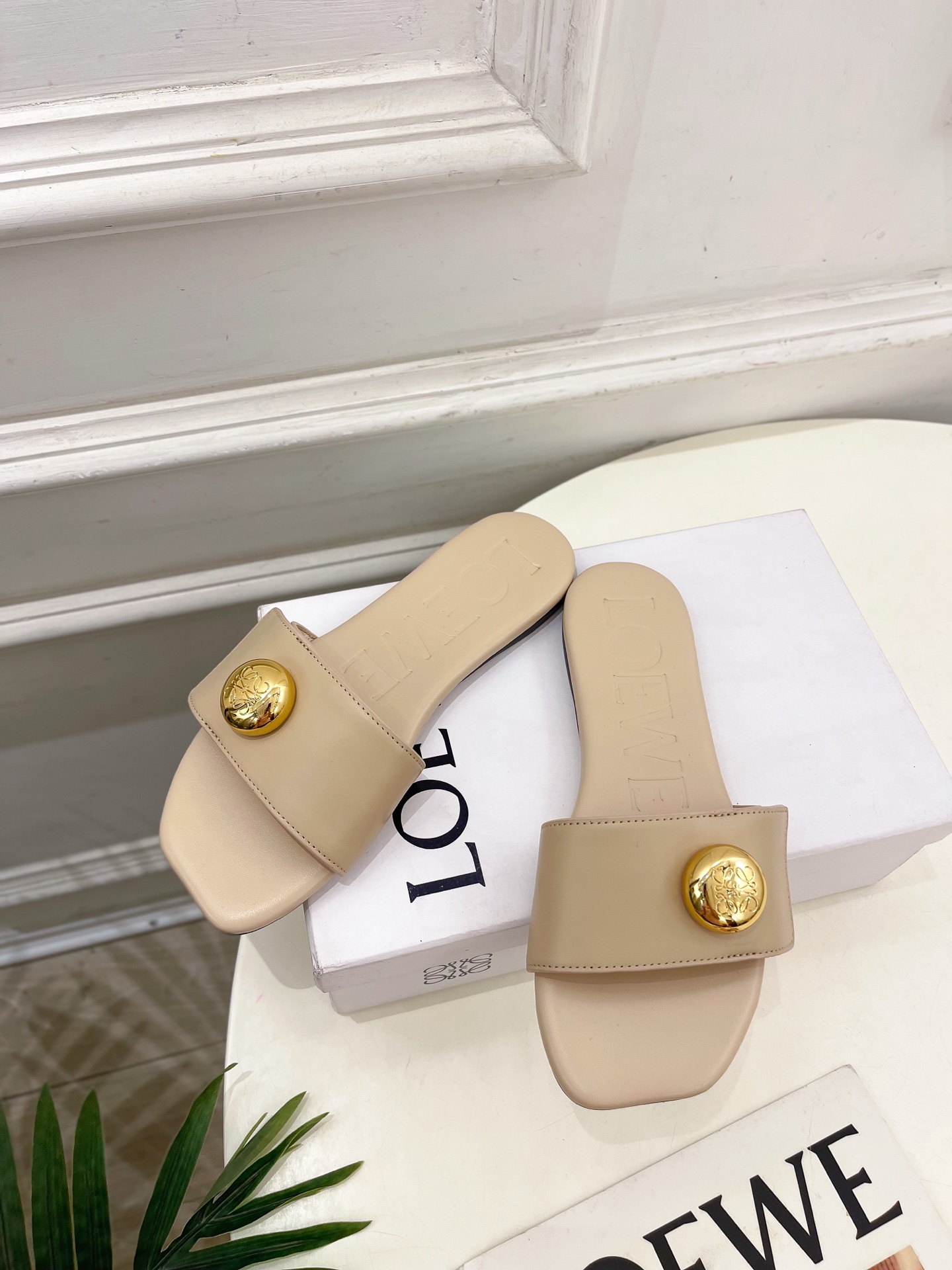 LOEWE 罗意威 2025春夏新品  Petal Anagram法式复古风平底拖鞋
—————————