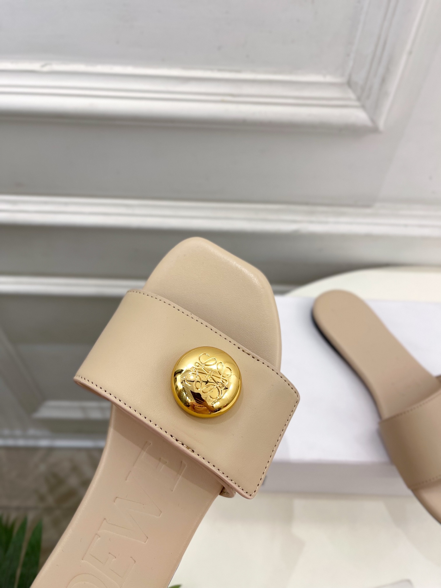 LOEWE 罗意威 2025春夏新品  Petal Anagram法式复古风平底拖鞋
—————————