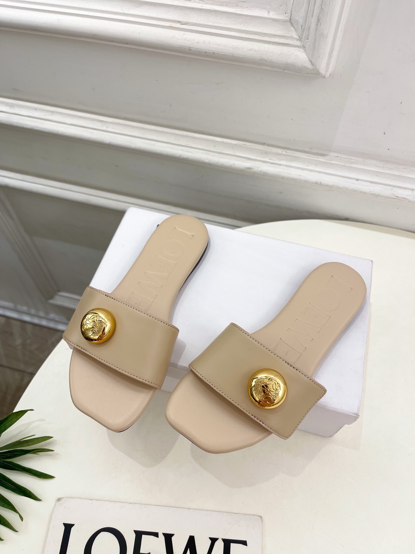 LOEWE 罗意威 2025春夏新品  Petal Anagram法式复古风平底拖鞋
—————————
