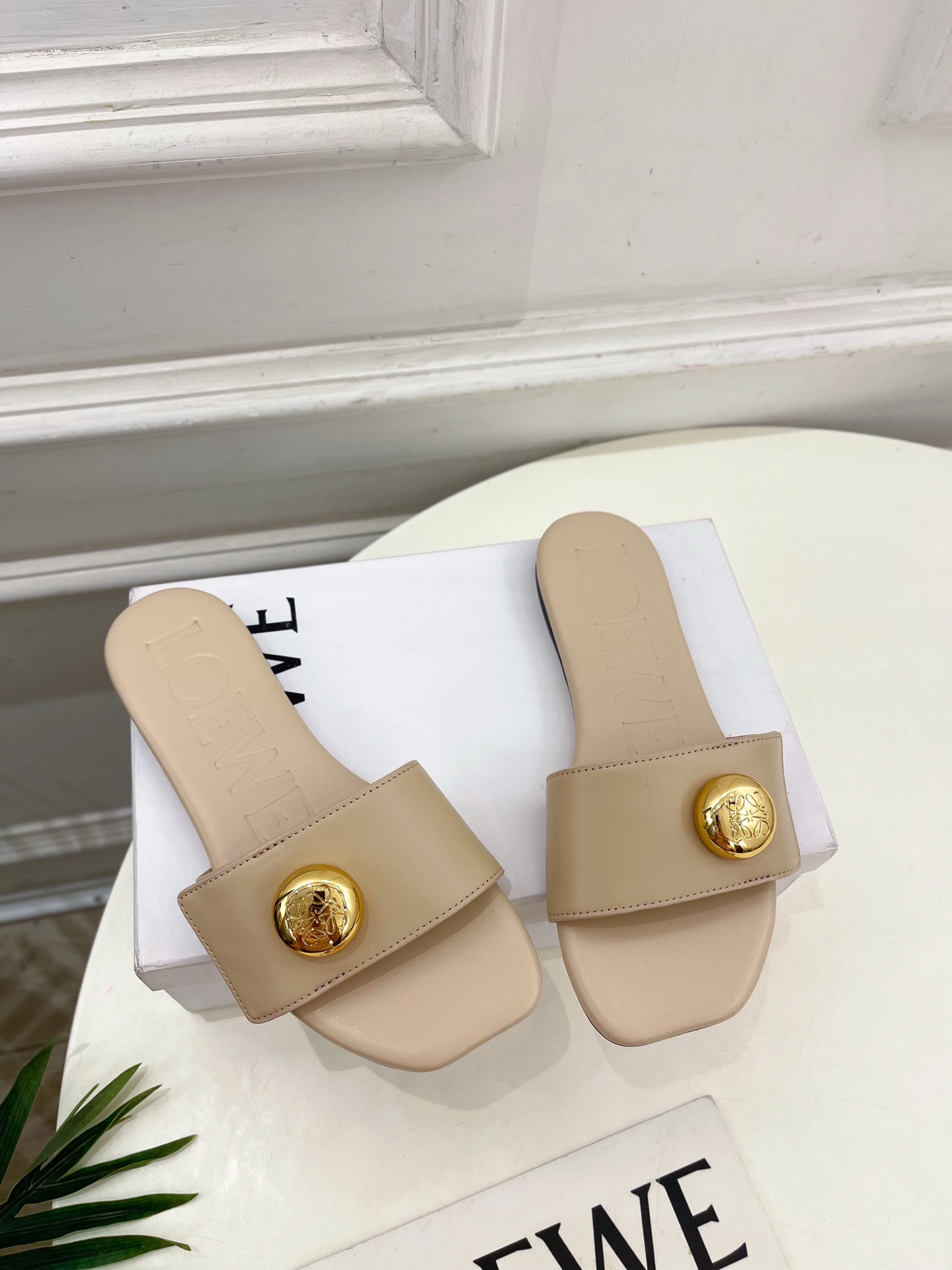 LOEWE 罗意威 2025春夏新品  Petal Anagram法式复古风平底拖鞋
—————————