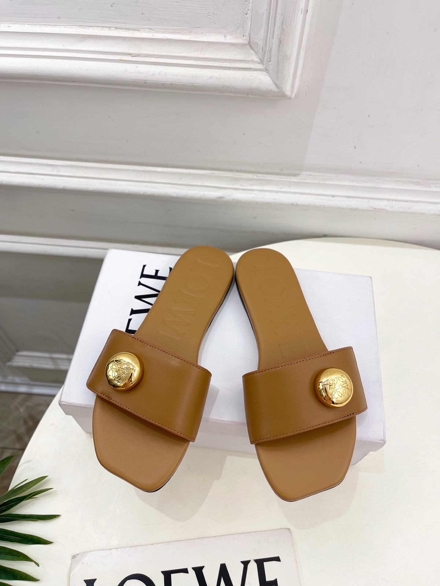 LOEWE 罗意威 2025春夏新品  Petal Anagram法式复古风平底拖鞋
—————————