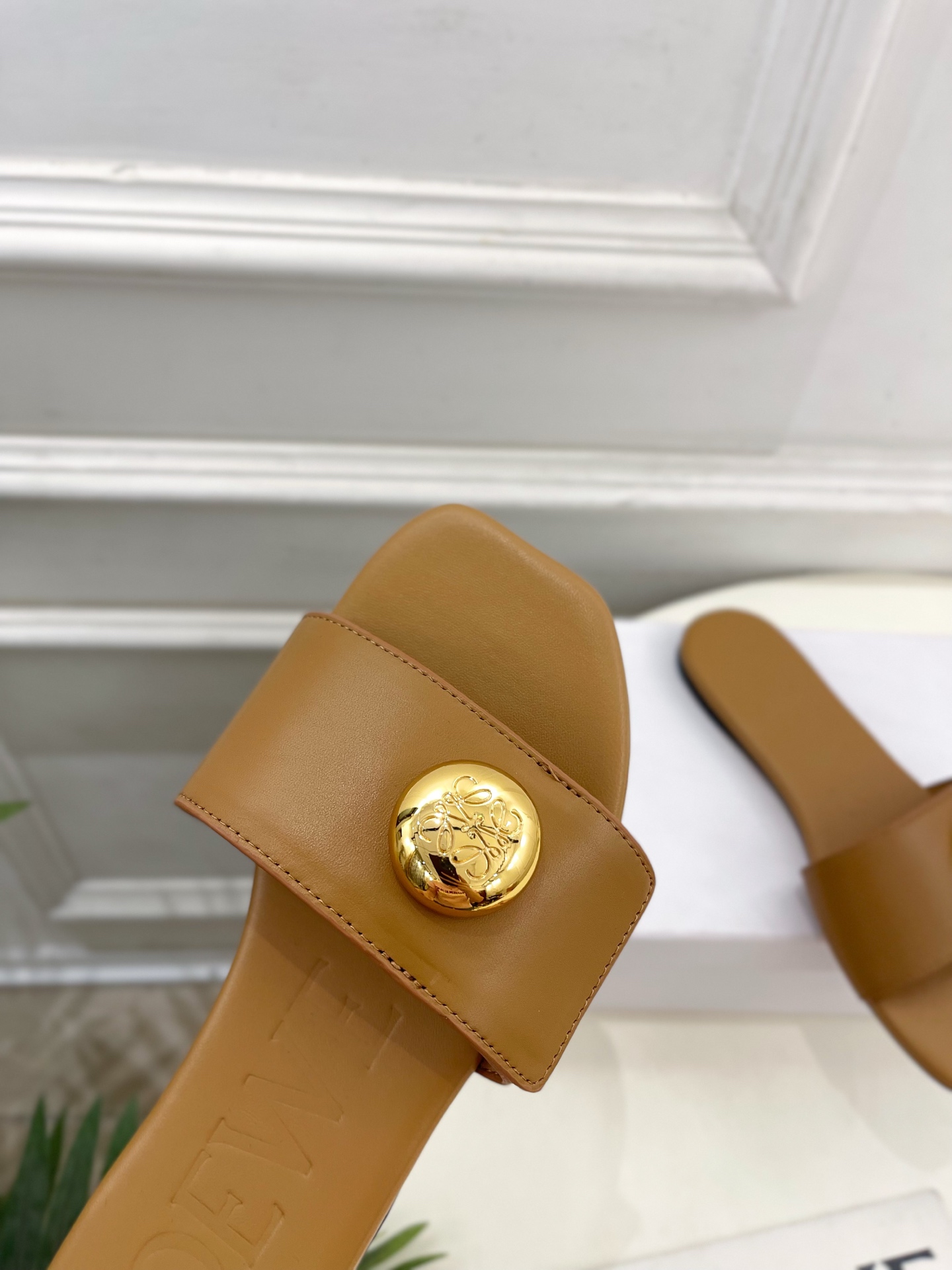 LOEWE 罗意威 2025春夏新品  Petal Anagram法式复古风平底拖鞋
—————————