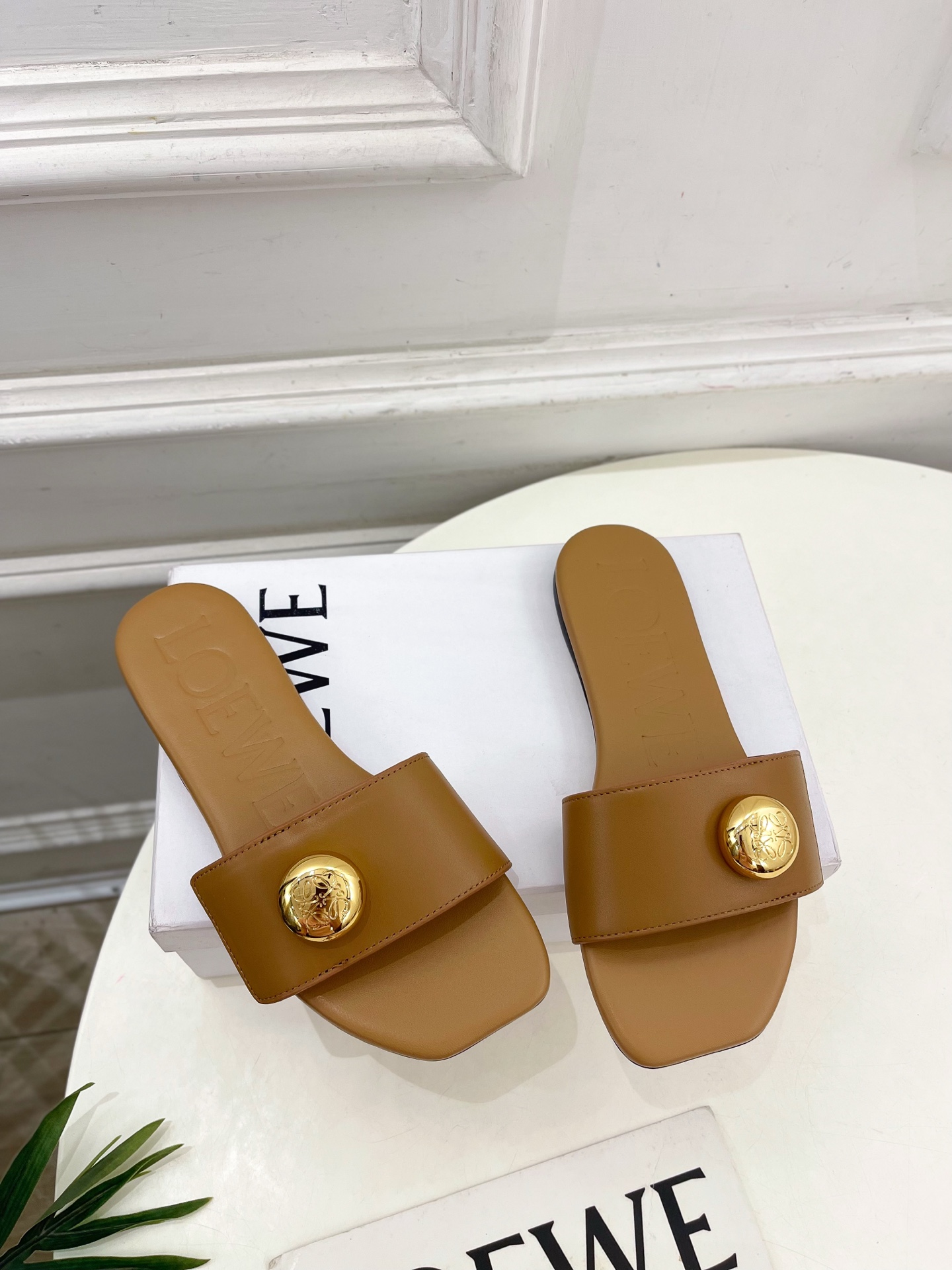 LOEWE 罗意威 2025春夏新品  Petal Anagram法式复古风平底拖鞋
—————————