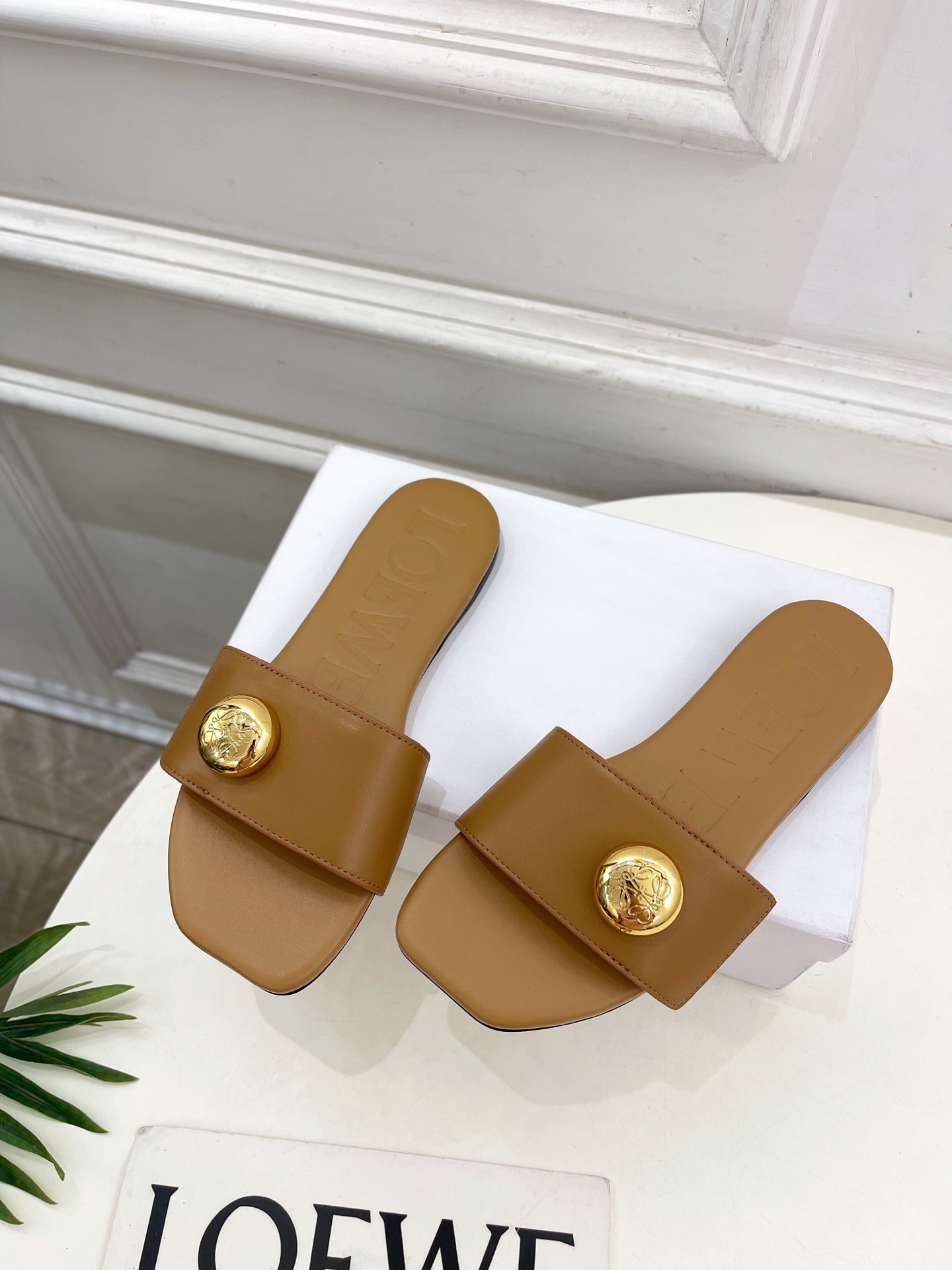 LOEWE 罗意威 2025春夏新品  Petal Anagram法式复古风平底拖鞋
—————————