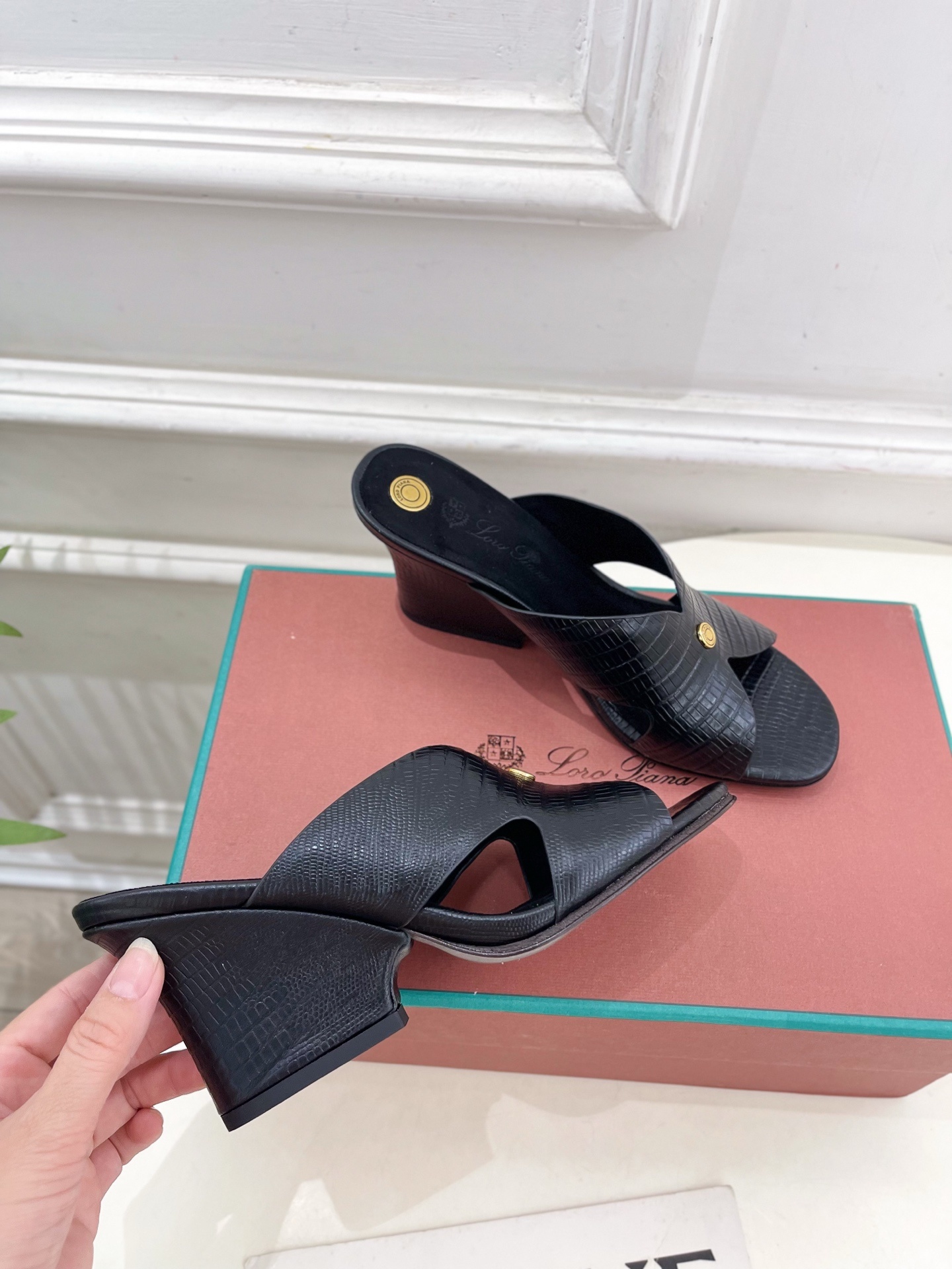 Loro Piana 乐悠翩雅 代购级别⚠️2025春夏新品 Vera女士凉拖鞋—————————
L