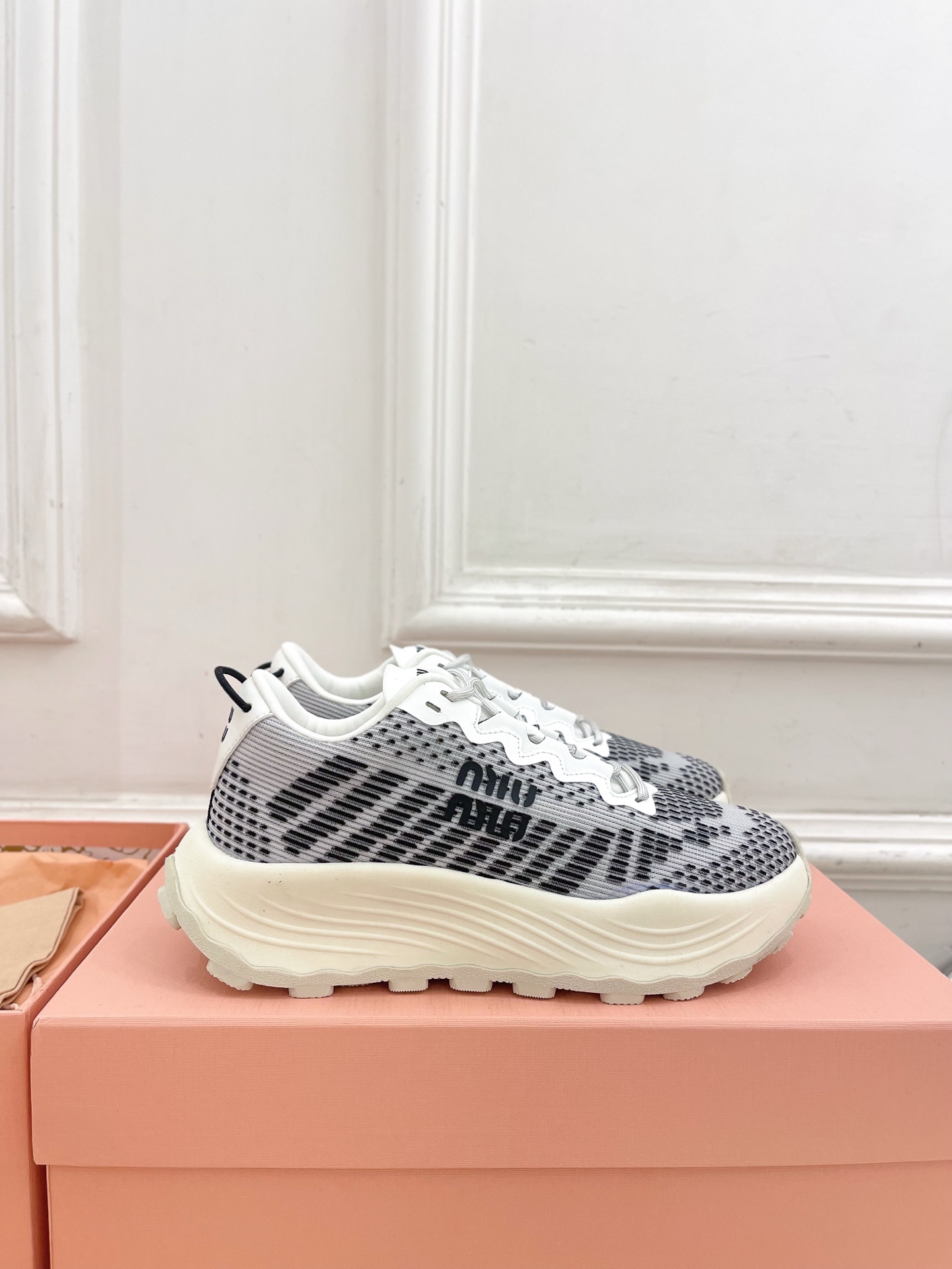 Miu Miu | 缪缪  25𝐬𝐬

🖤2025早春新品 专柜主打最新走秀款 织物休闲运动鞋火爆上新！