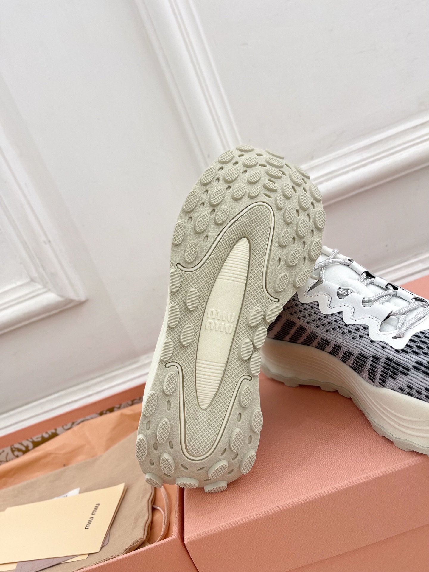 Miu Miu | 缪缪  25𝐬𝐬

🖤2025早春新品 专柜主打最新走秀款 织物休闲运动鞋火爆上新！