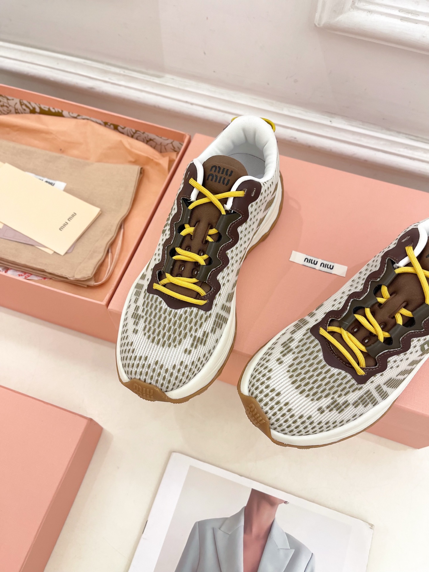 Miu Miu | 缪缪  25𝐬𝐬

🖤2025早春新品 专柜主打最新走秀款 织物休闲运动鞋火爆上新！