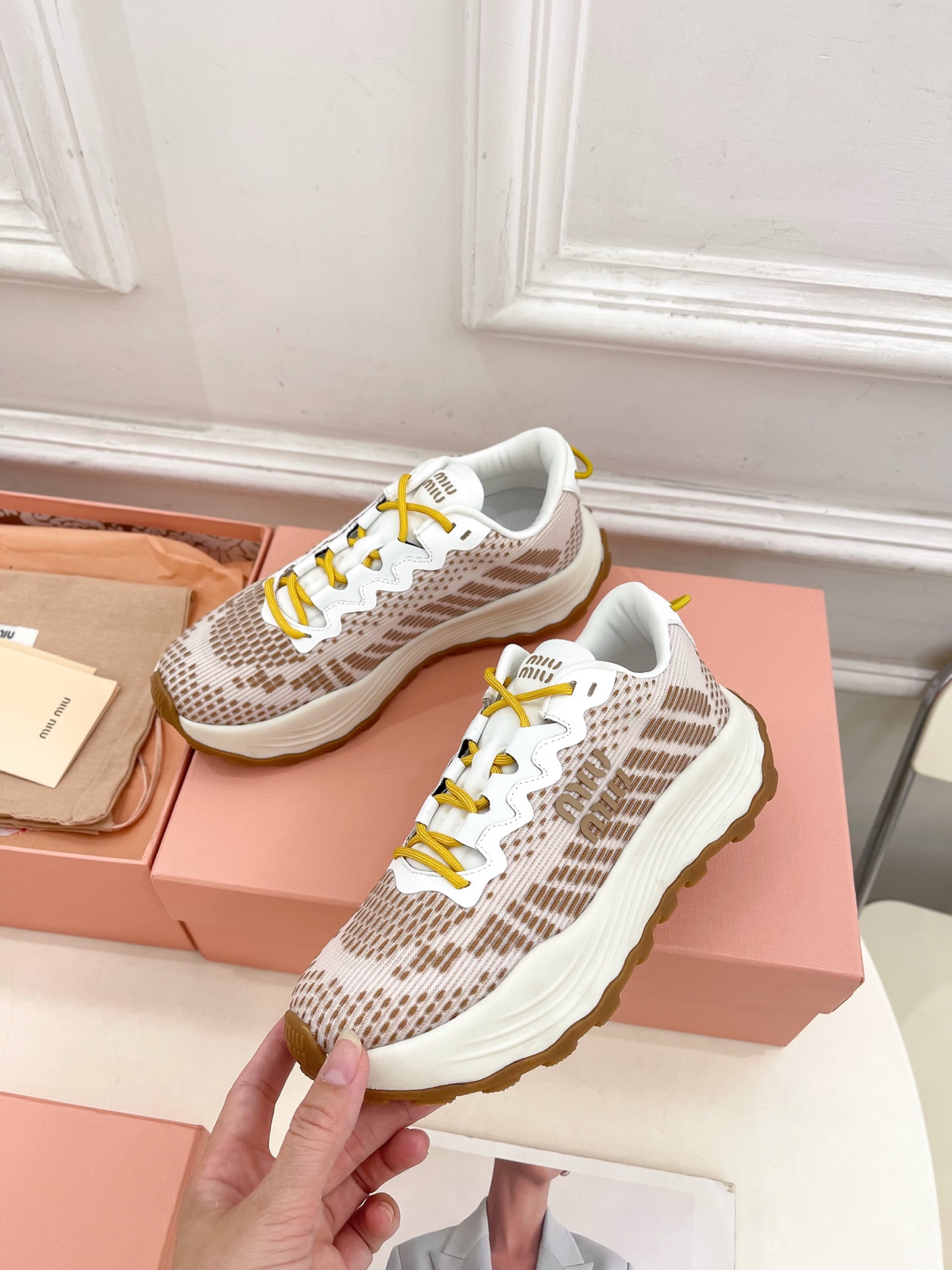 Miu Miu | 缪缪  25𝐬𝐬

🖤2025早春新品 专柜主打最新走秀款 织物休闲运动鞋火爆上新！