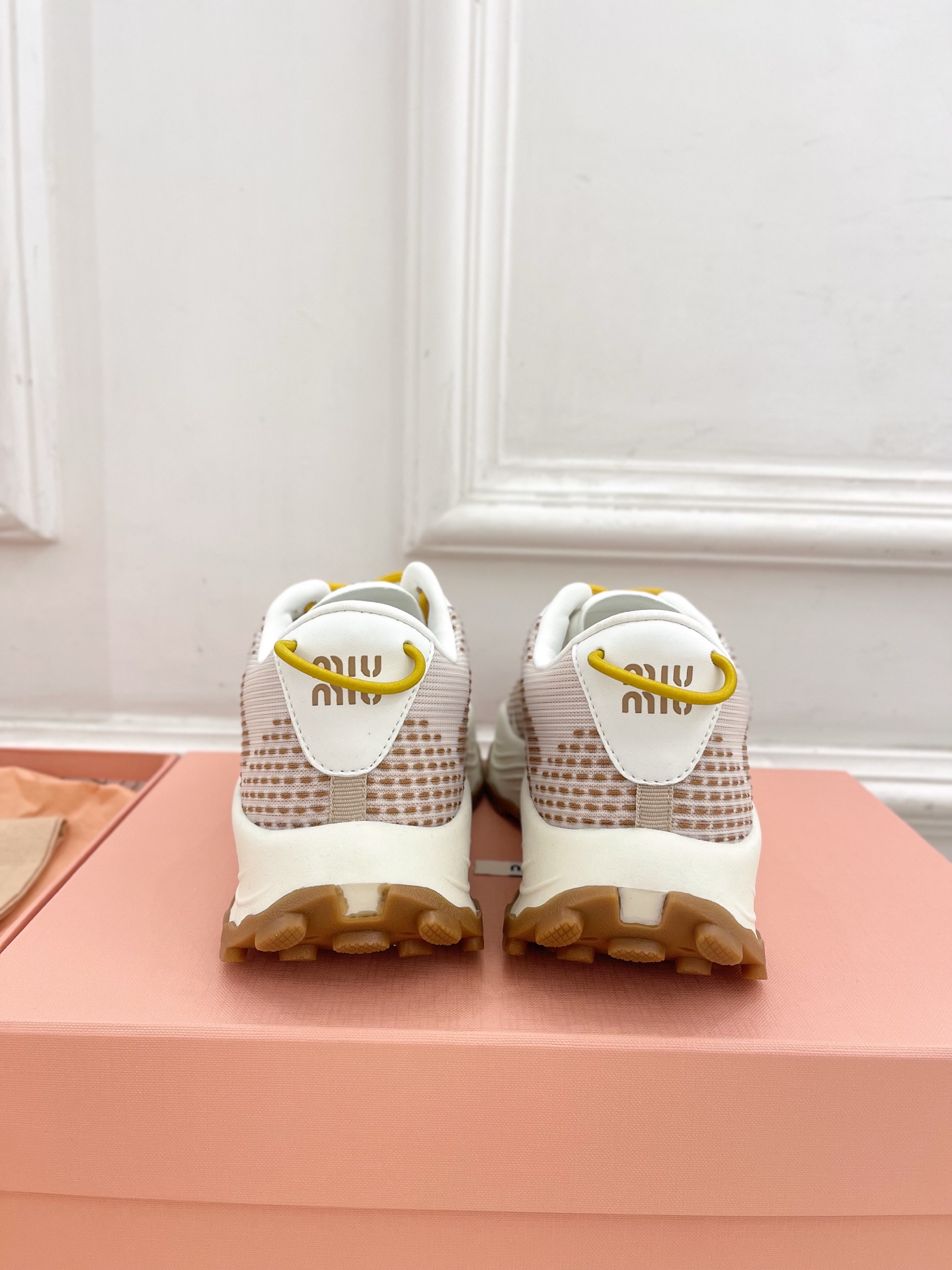 Miu Miu | 缪缪  25𝐬𝐬

🖤2025早春新品 专柜主打最新走秀款 织物休闲运动鞋火爆上新！