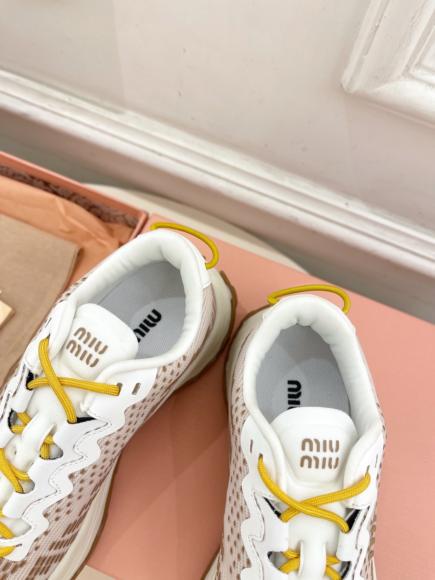 Miu Miu | 缪缪  25𝐬𝐬

🖤2025早春新品 专柜主打最新走秀款 织物休闲运动鞋火爆上新！